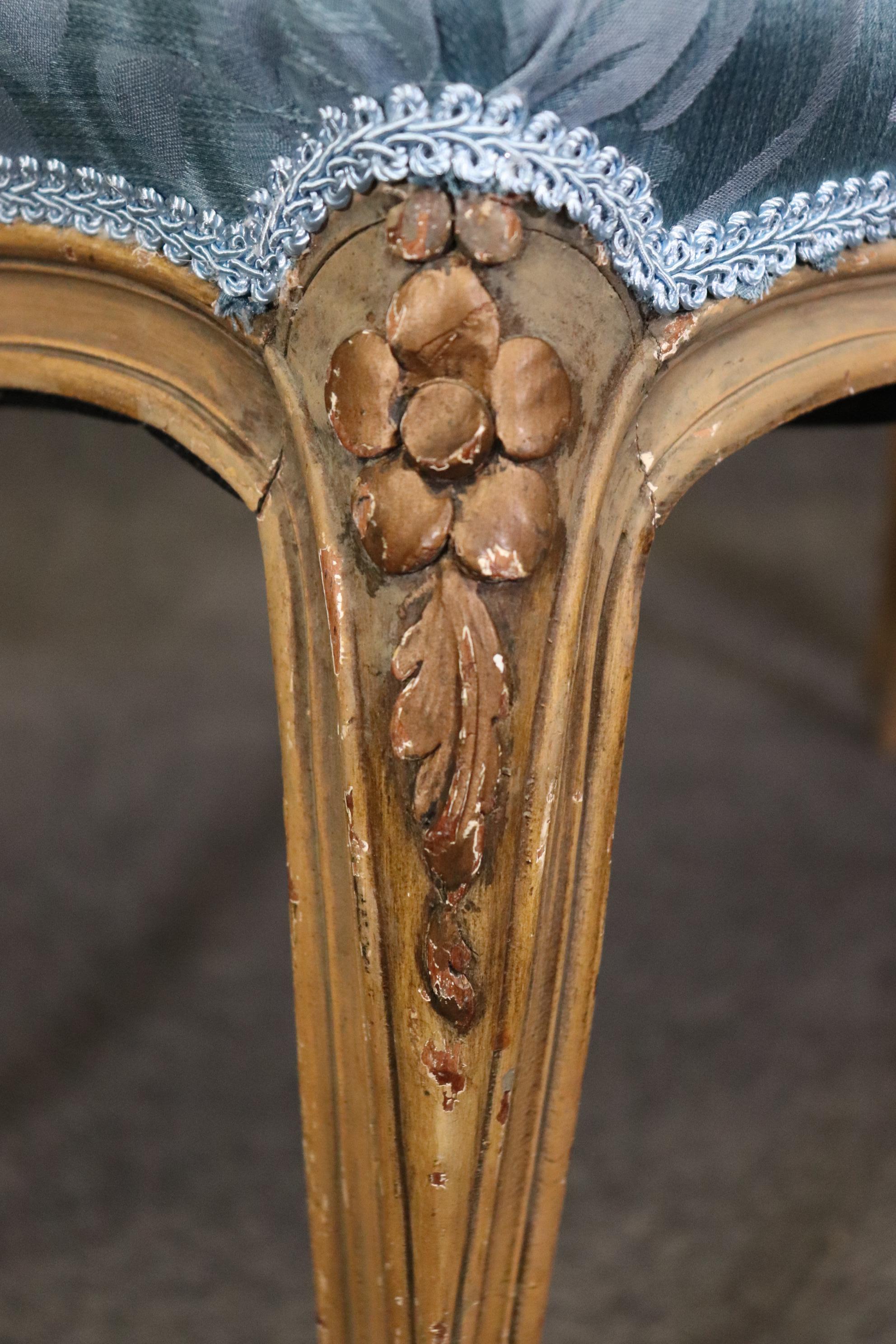 Antiker französischer getufteter Fußhocker im Louis-XV-Stil mit Lackierung  im Angebot 1
