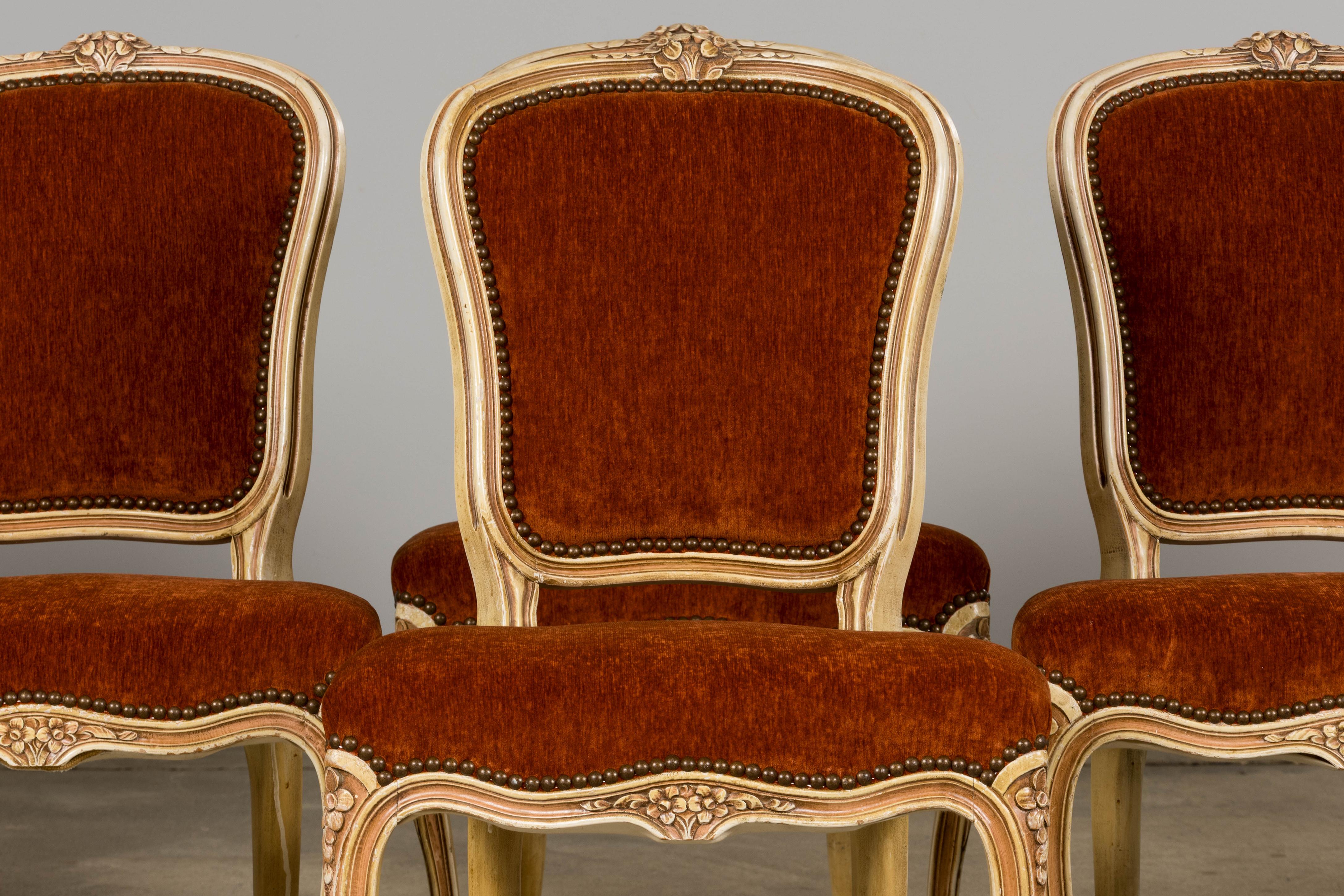 Ein charmanter Satz von sechs antiken französischen Esszimmerstühlen im Stil Louis XV, die Ende des 19. Jahrhunderts in der Tradition der französischen Provinz gefertigt wurden. Die in Südfrankreich hergestellten Stühle wurden aus Massivholz