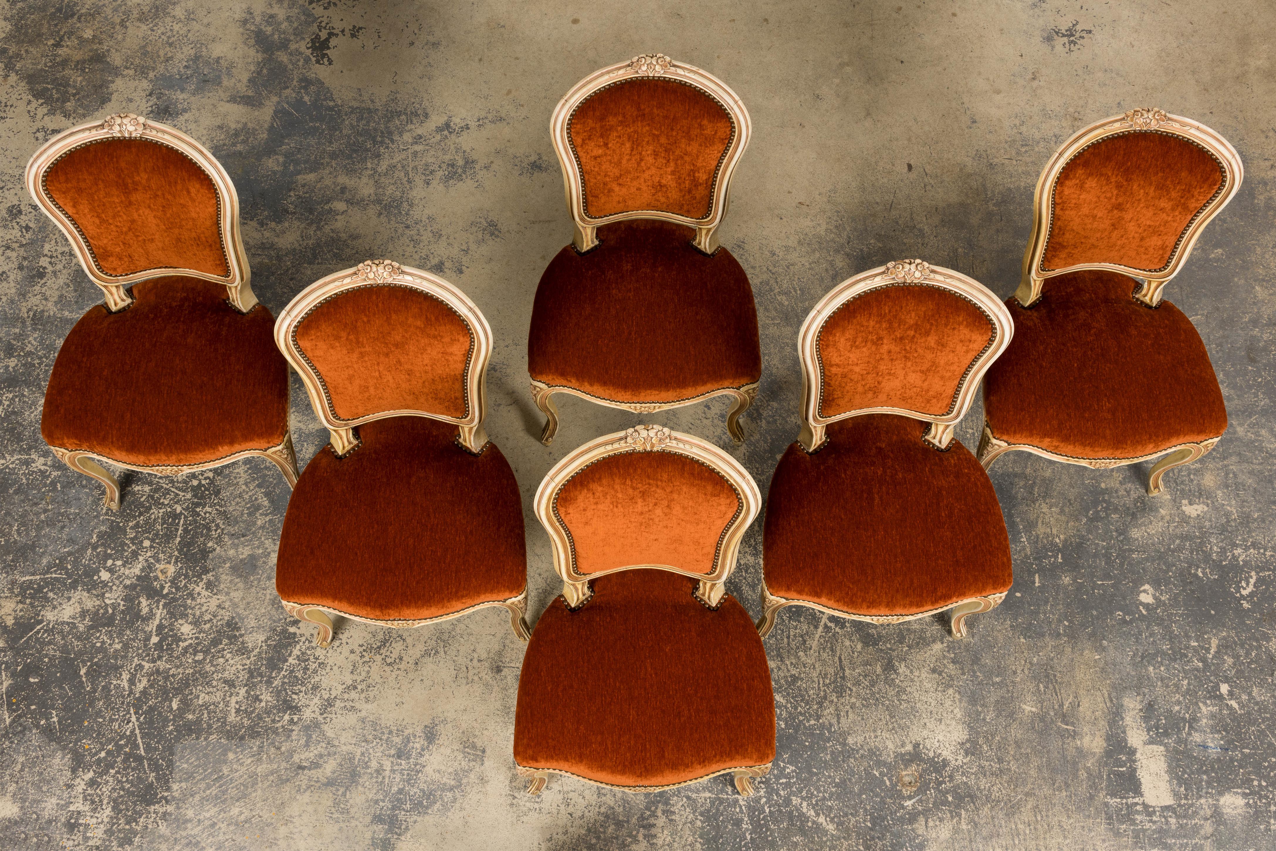 Antique French Louis XV Stil gemalt Esszimmerstühle In Rust Stoff - Set von 6 (Louis XV.) im Angebot