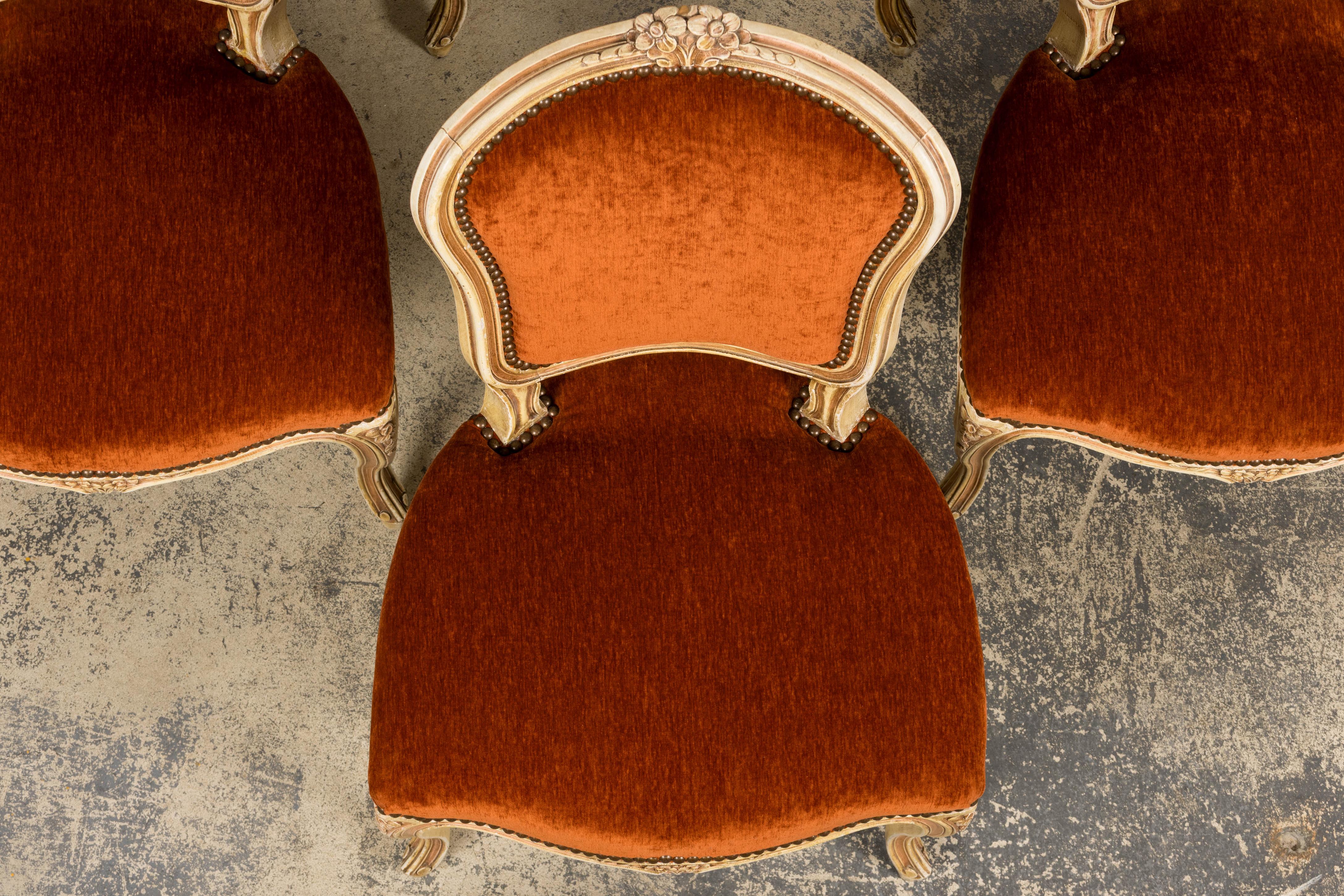 Antique French Louis XV Stil gemalt Esszimmerstühle In Rust Stoff - Set von 6 (Französisch) im Angebot