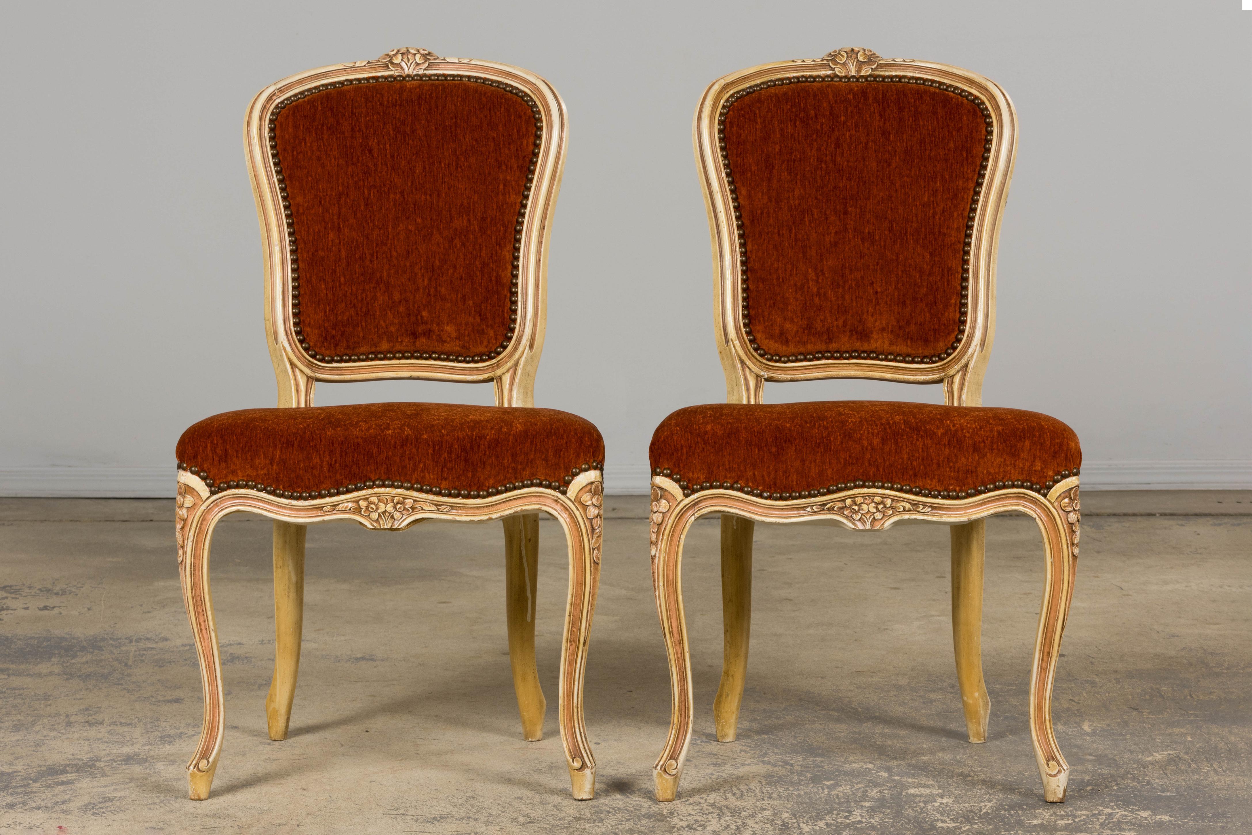 Antique French Louis XV Stil gemalt Esszimmerstühle In Rust Stoff - Set von 6 (Handgeschnitzt) im Angebot