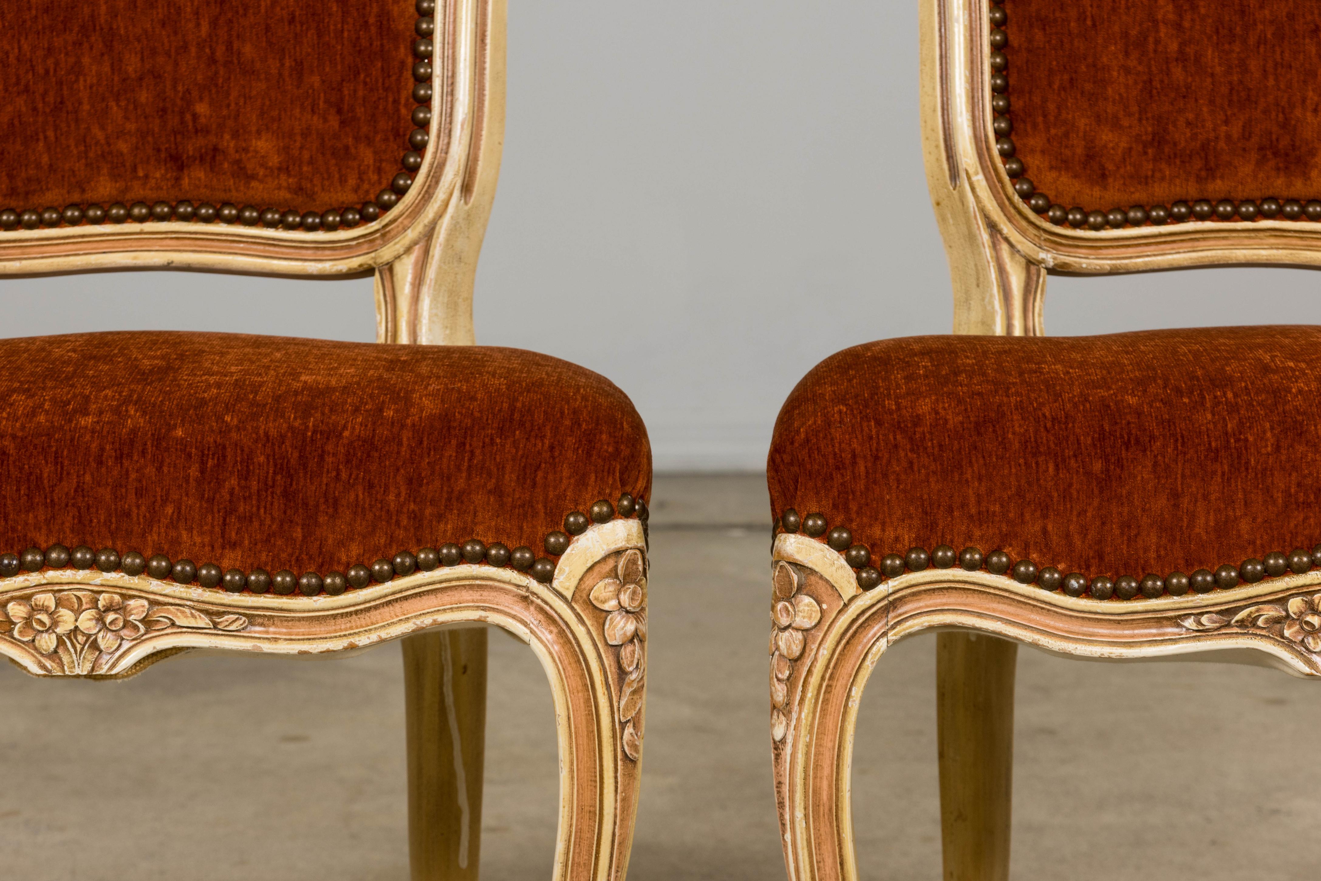 Antique French Louis XV Stil gemalt Esszimmerstühle In Rust Stoff - Set von 6 im Zustand „Gut“ im Angebot in Astoria, NY