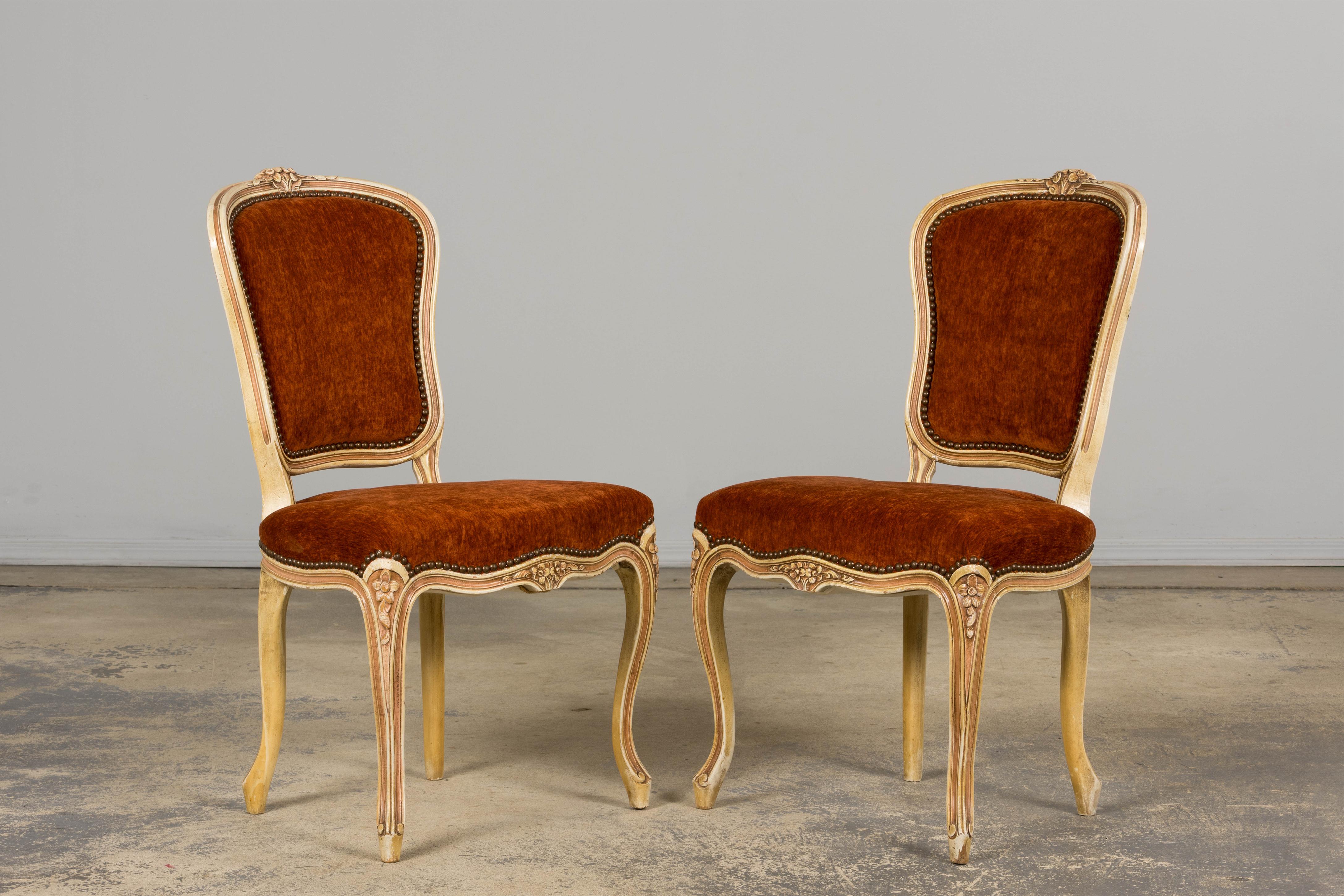 Antique French Louis XV Stil gemalt Esszimmerstühle In Rust Stoff - Set von 6 (19. Jahrhundert) im Angebot