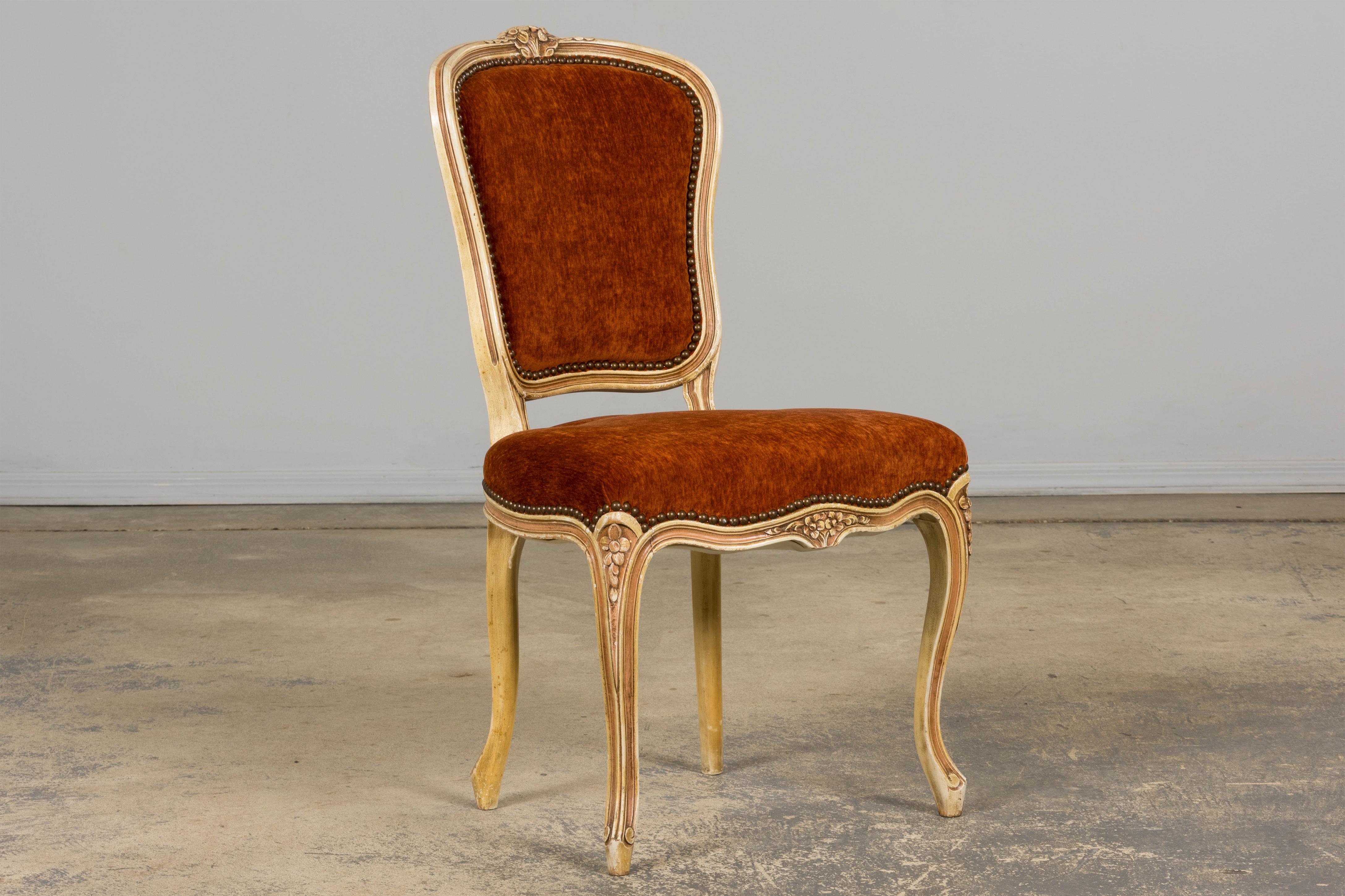 Antique French Louis XV Stil gemalt Esszimmerstühle In Rust Stoff - Set von 6 (Chenille) im Angebot
