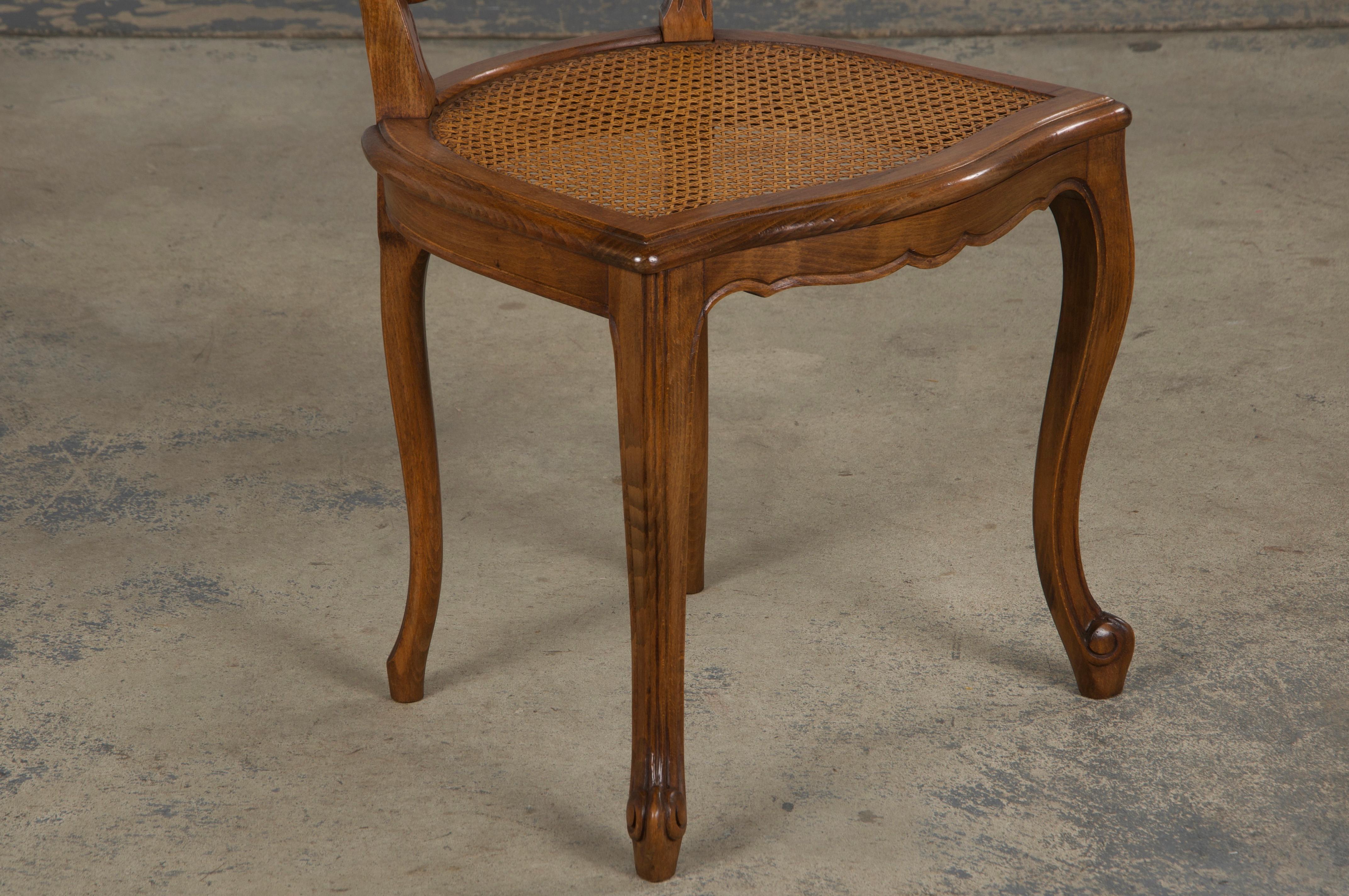 Anciennes chaises de salle à manger provinciales en érable de style Louis XV - Lot de 8 en vente 3