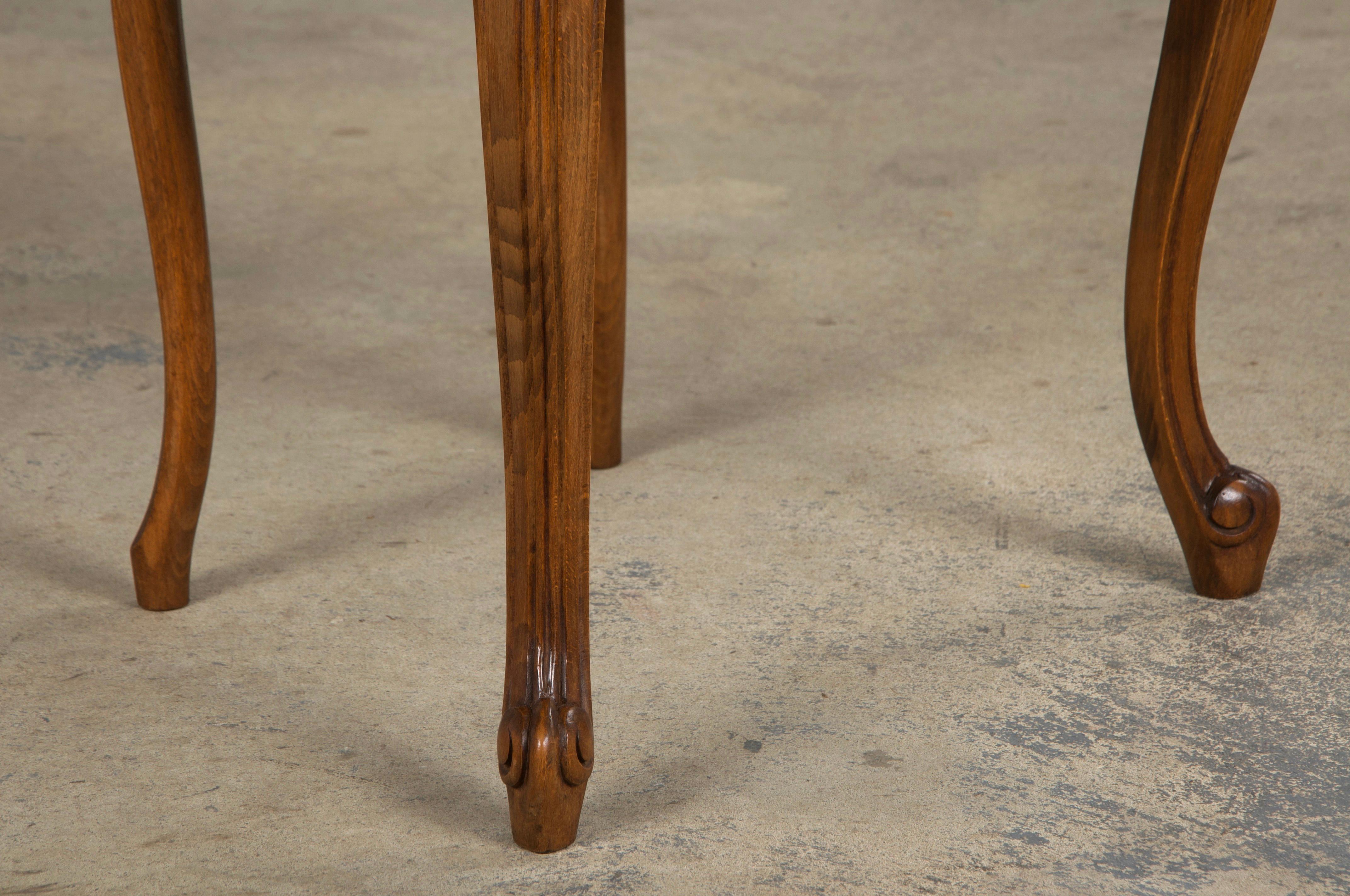 Anciennes chaises de salle à manger provinciales en érable de style Louis XV - Lot de 8 en vente 4