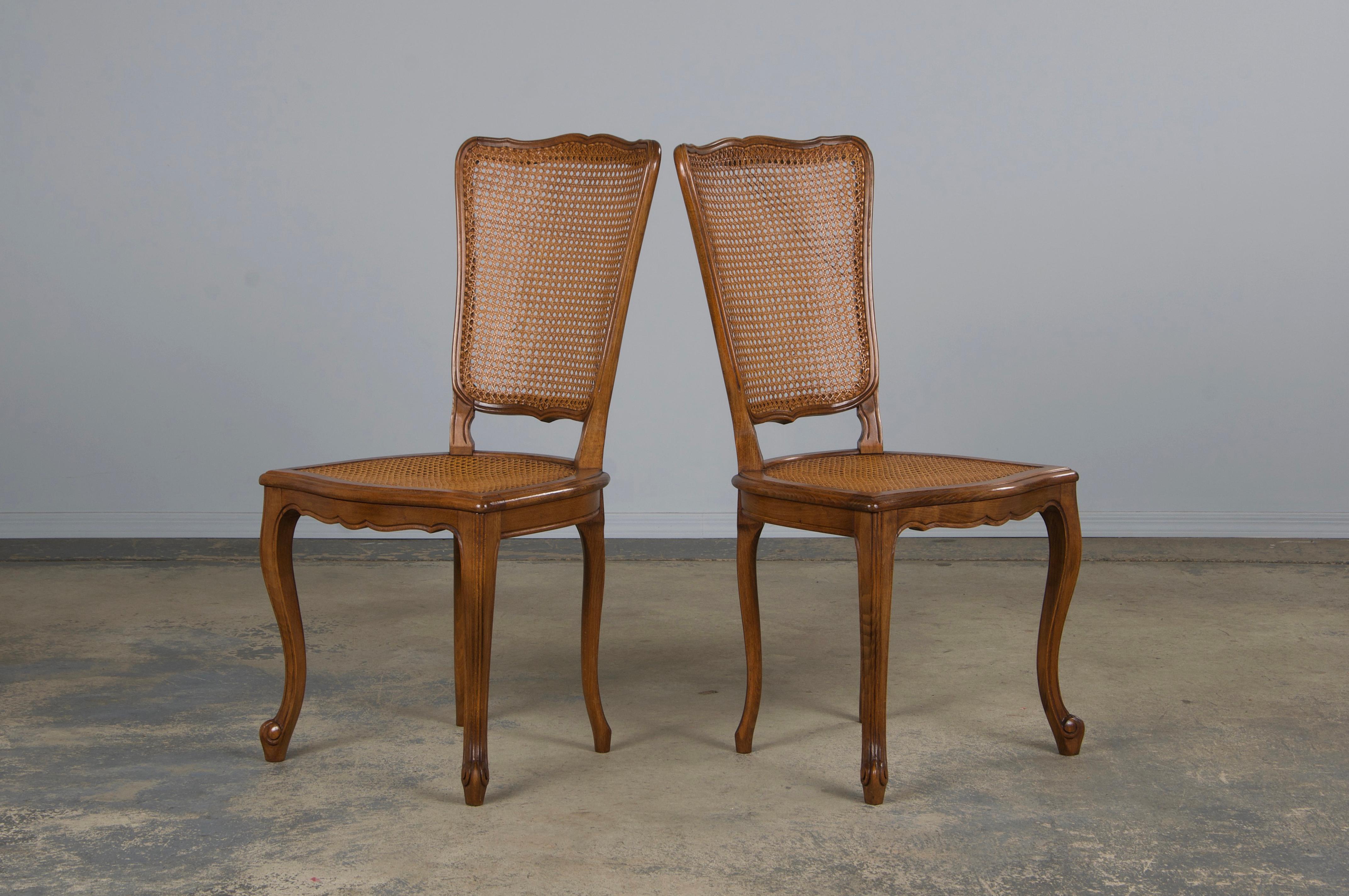 Anciennes chaises de salle à manger provinciales en érable de style Louis XV - Lot de 8 en vente 6