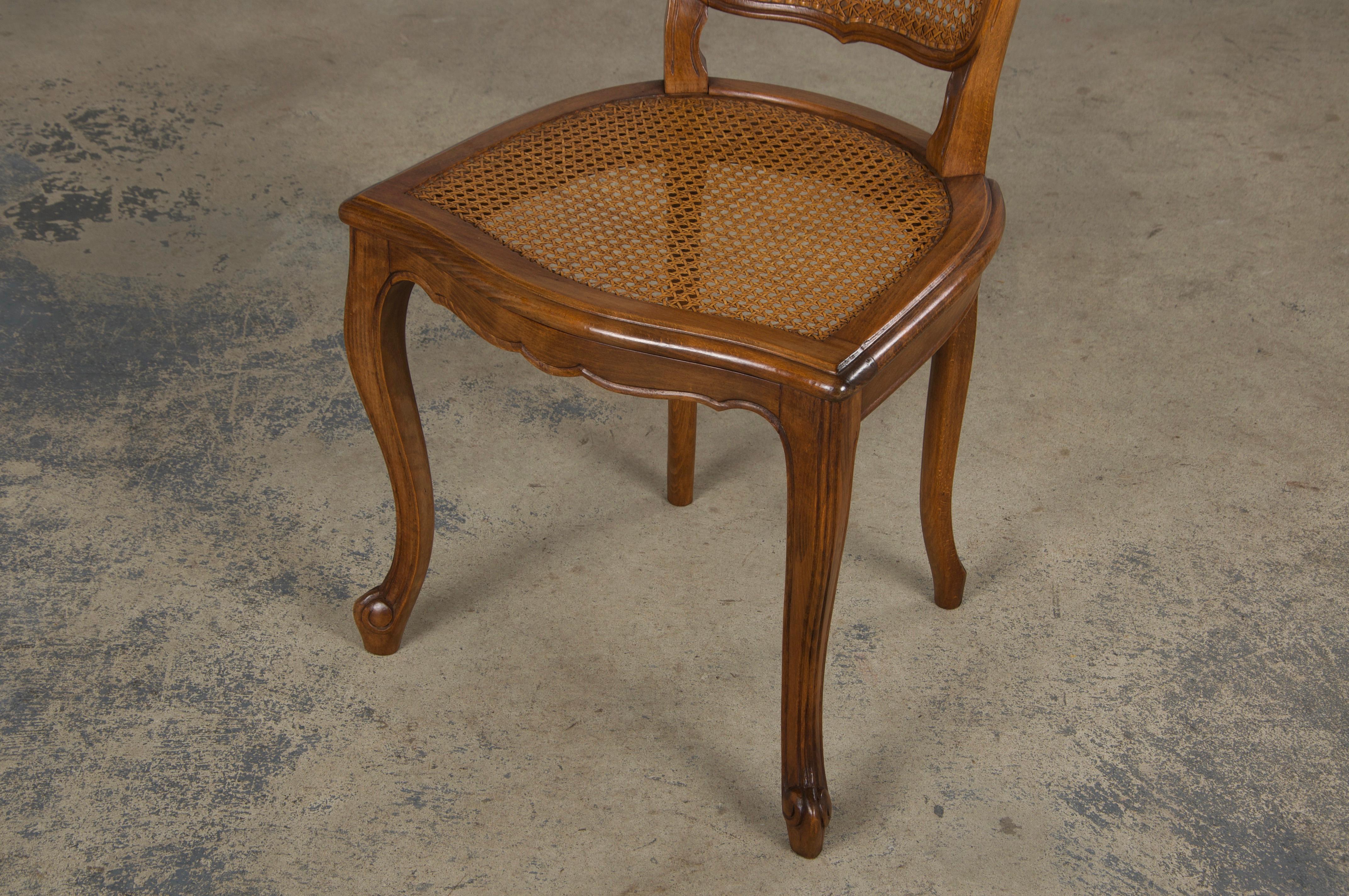 Anciennes chaises de salle à manger provinciales en érable de style Louis XV - Lot de 8 en vente 7