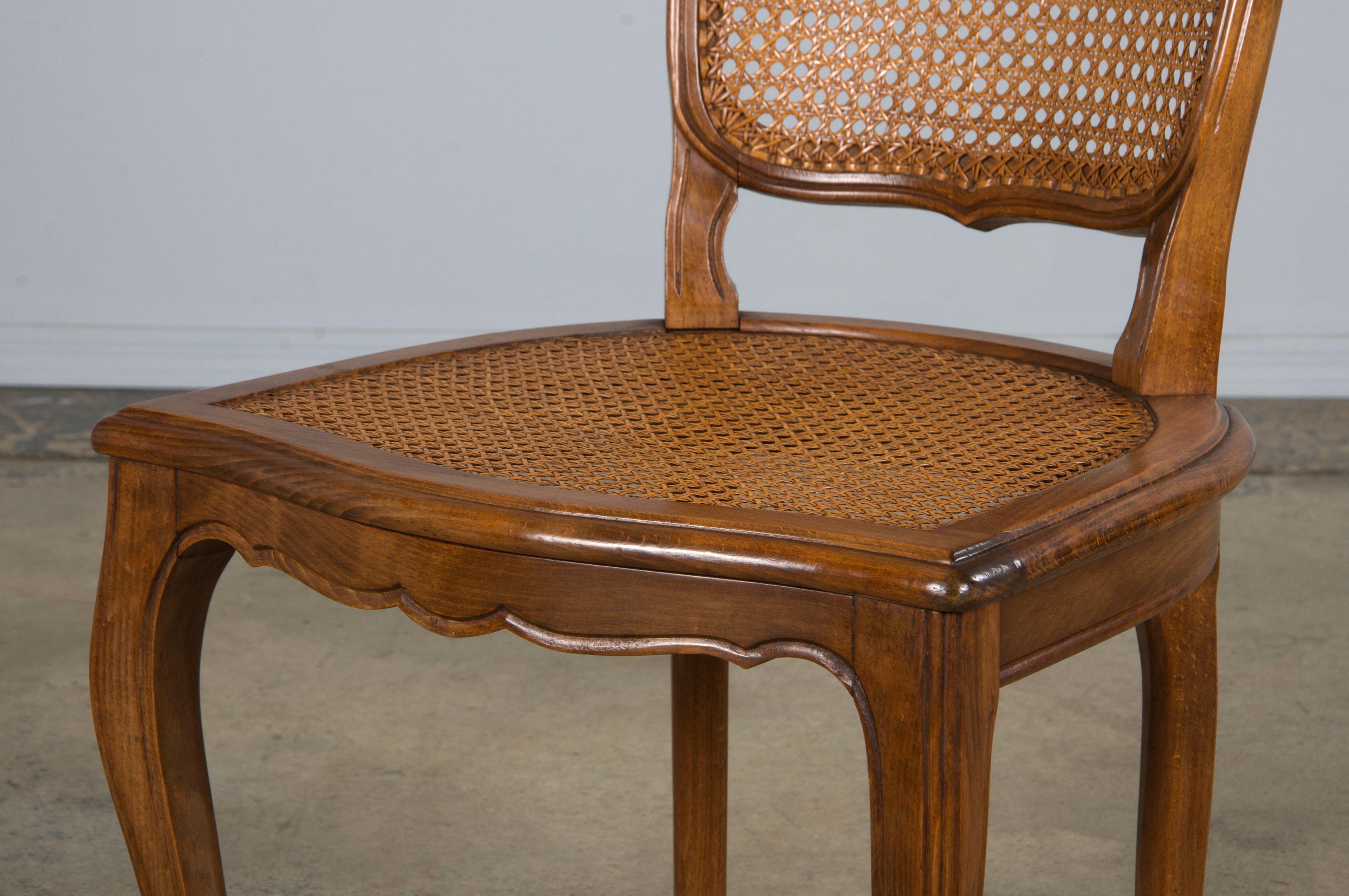 Anciennes chaises de salle à manger provinciales en érable de style Louis XV - Lot de 8 en vente 8