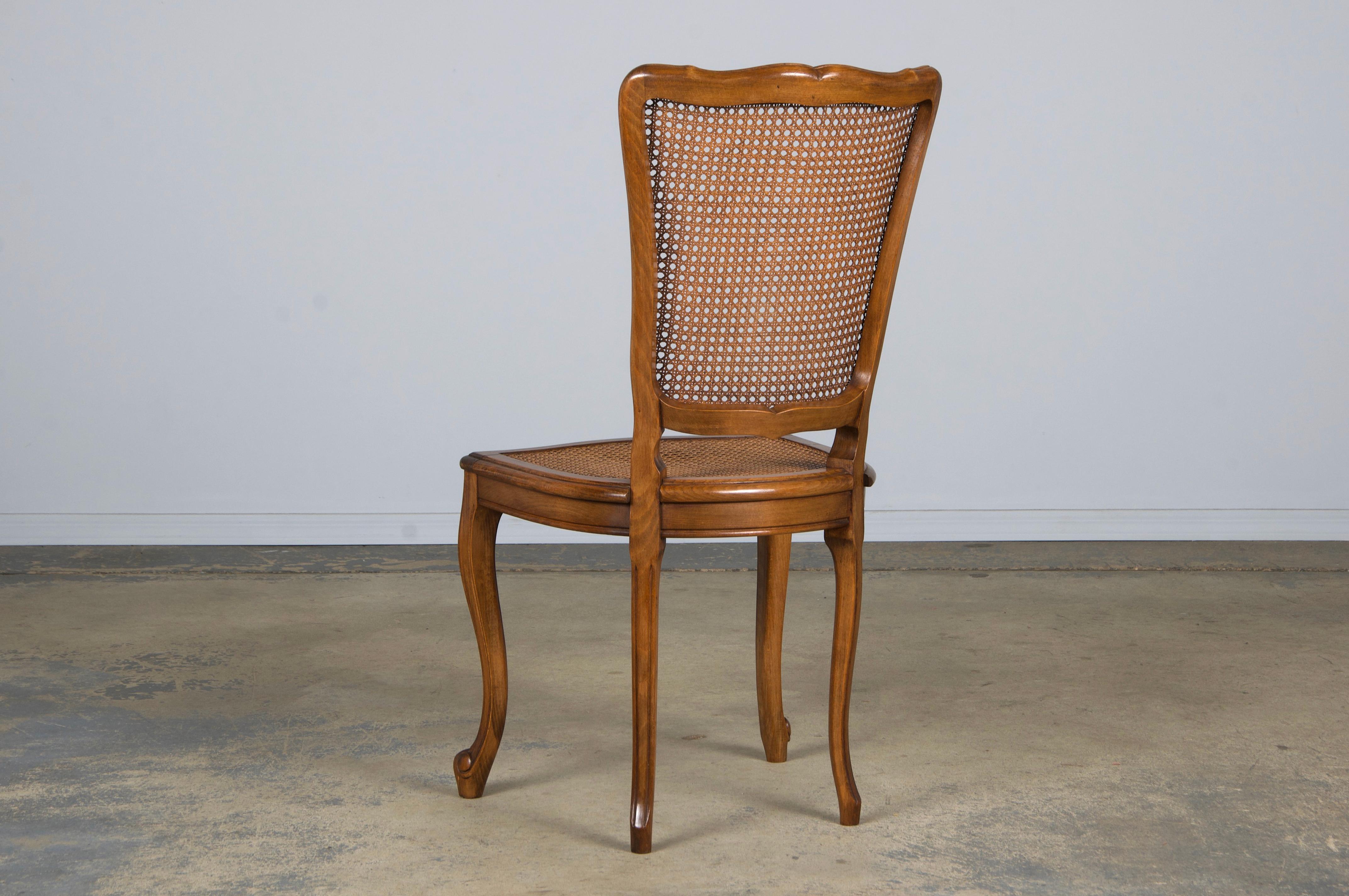Anciennes chaises de salle à manger provinciales en érable de style Louis XV - Lot de 8 en vente 9
