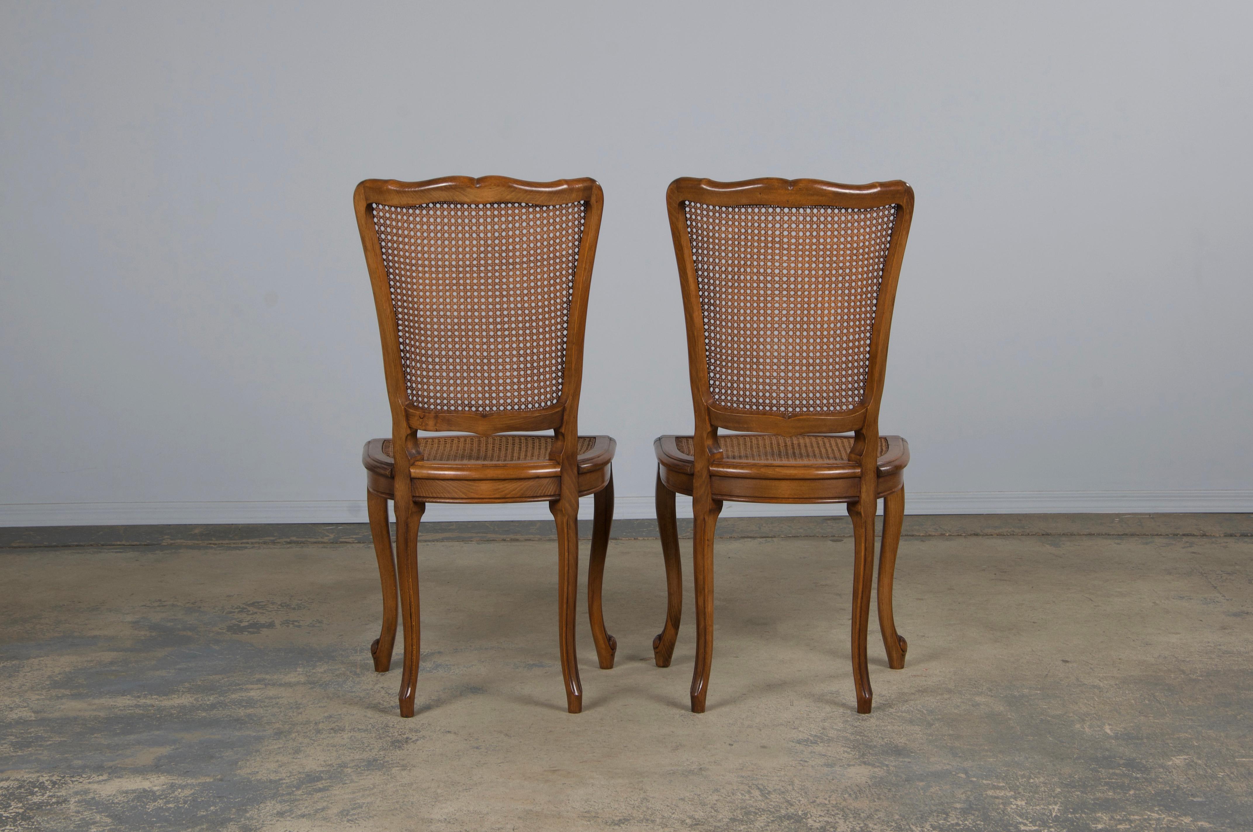 Anciennes chaises de salle à manger provinciales en érable de style Louis XV - Lot de 8 en vente 12