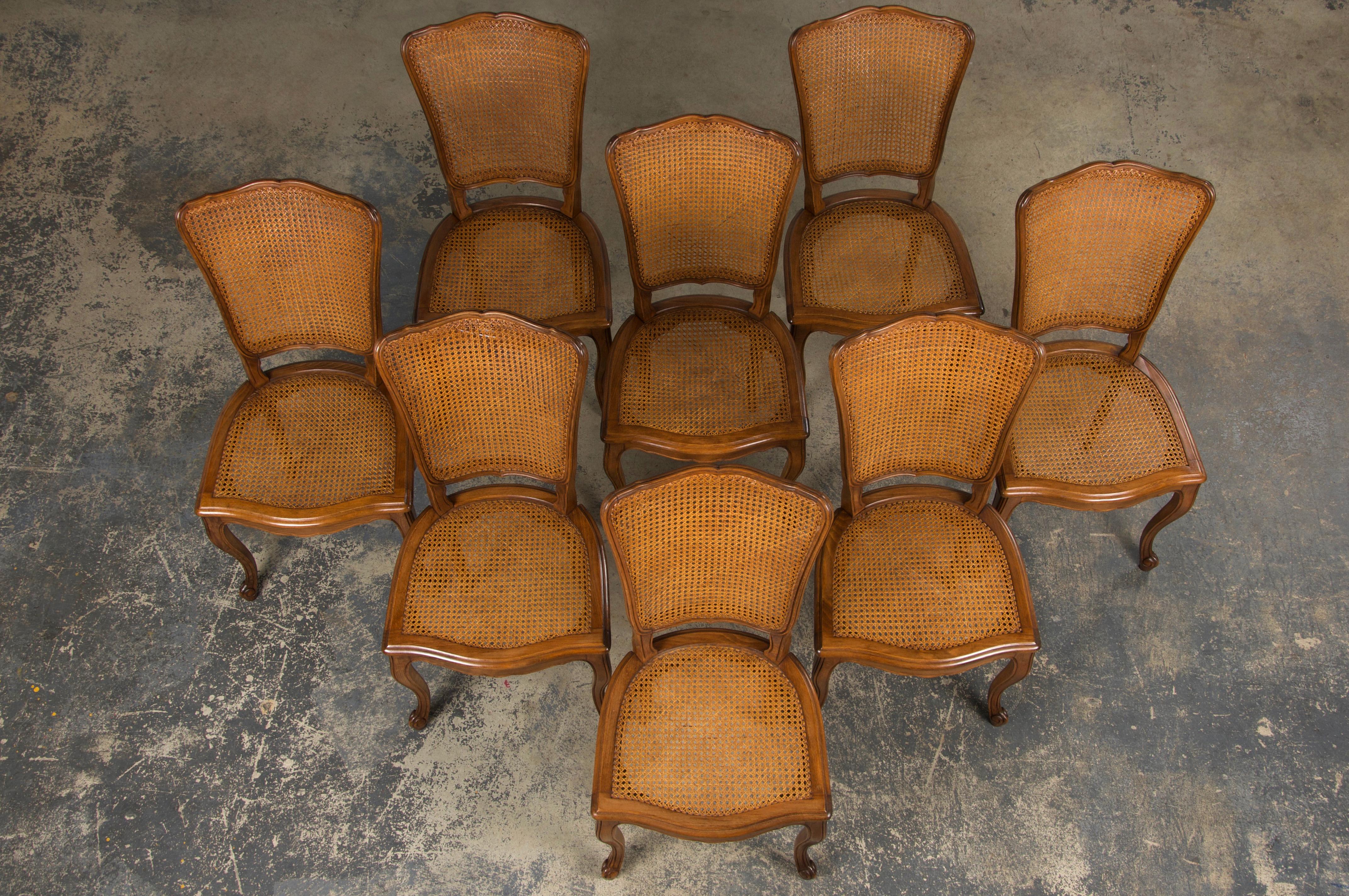 Français Anciennes chaises de salle à manger provinciales en érable de style Louis XV - Lot de 8 en vente