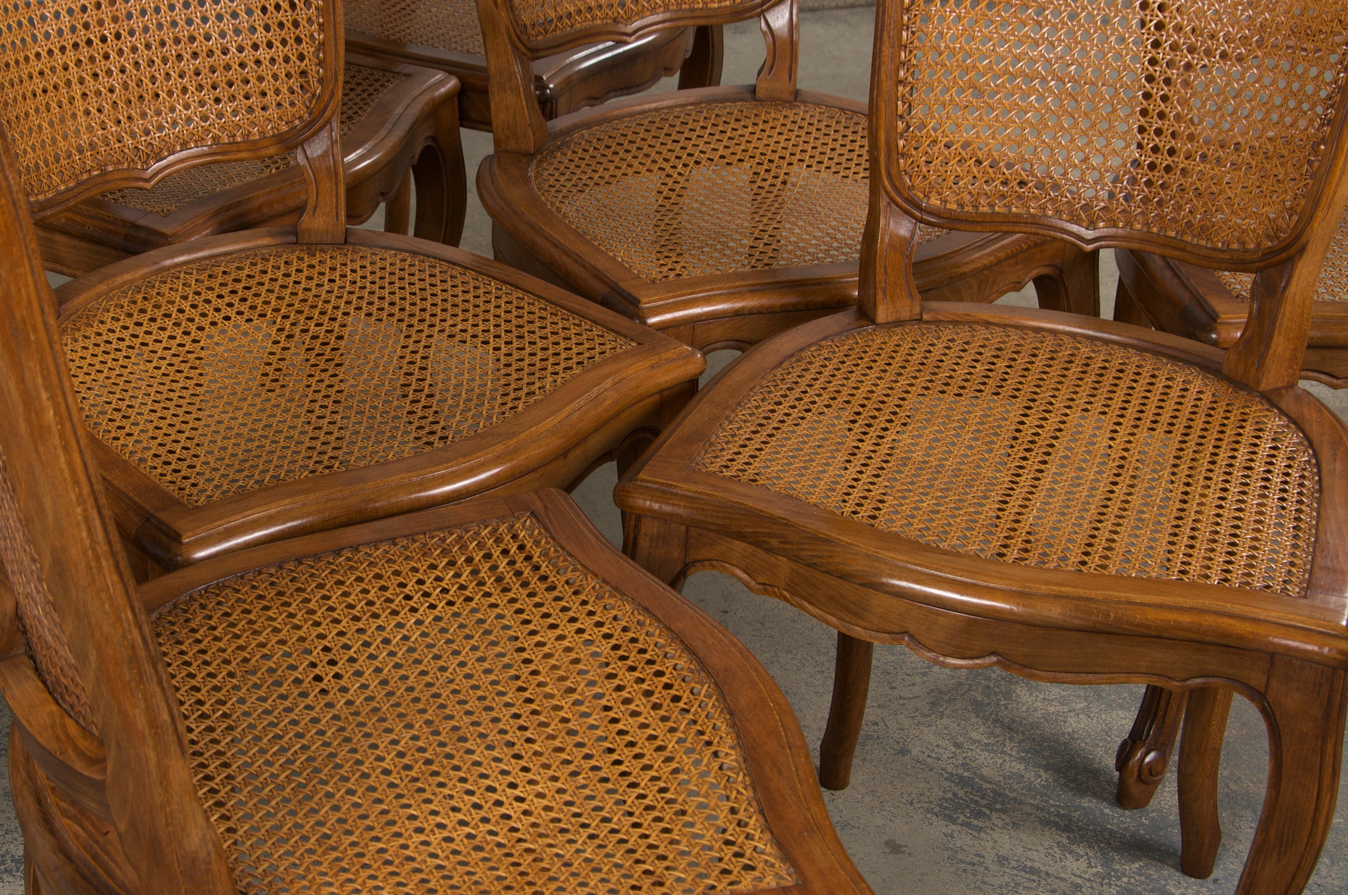 Sculpté à la main Anciennes chaises de salle à manger provinciales en érable de style Louis XV - Lot de 8 en vente