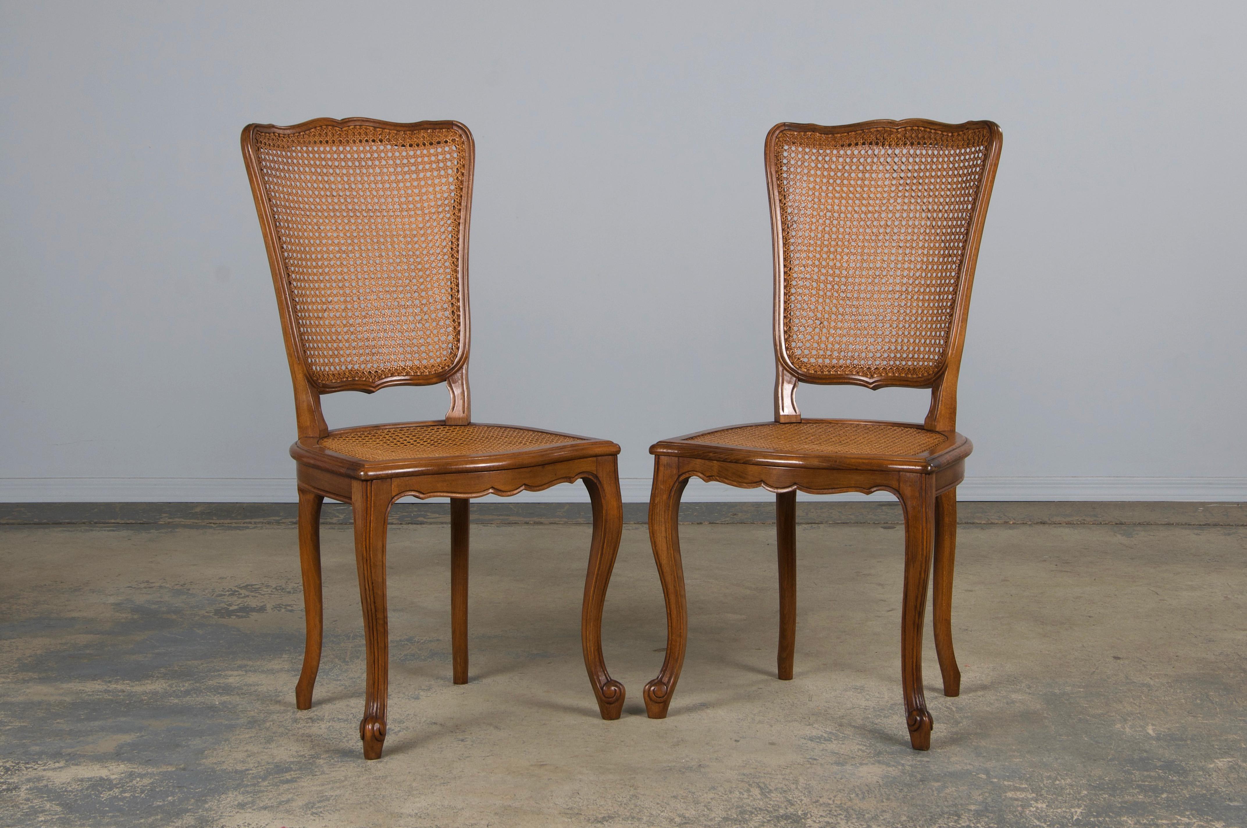 XIXe siècle Anciennes chaises de salle à manger provinciales en érable de style Louis XV - Lot de 8 en vente