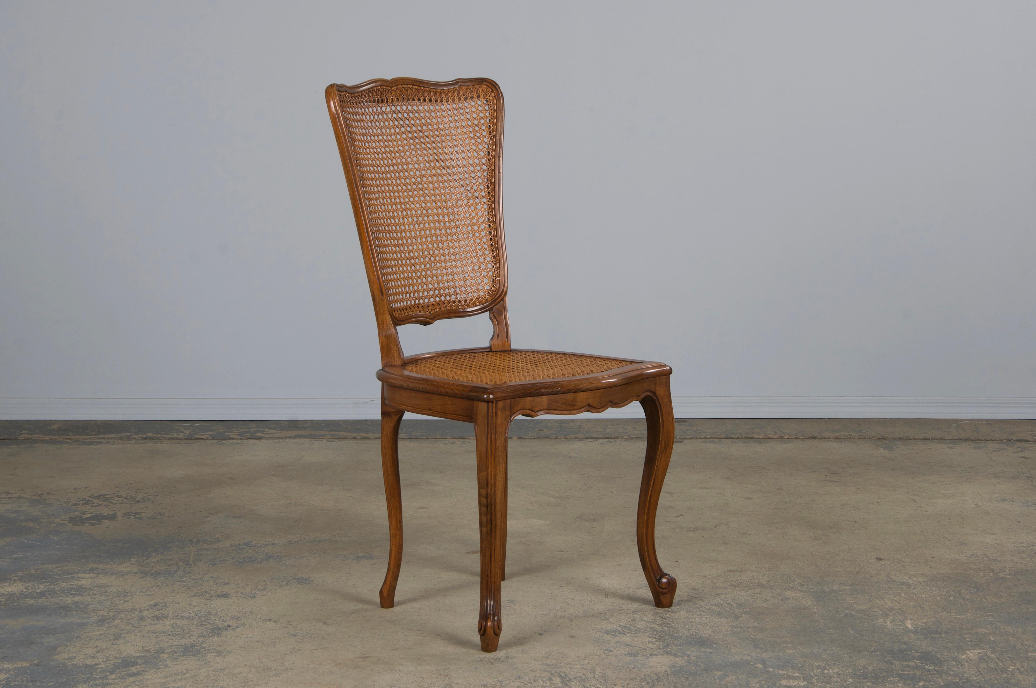 Canne Anciennes chaises de salle à manger provinciales en érable de style Louis XV - Lot de 8 en vente