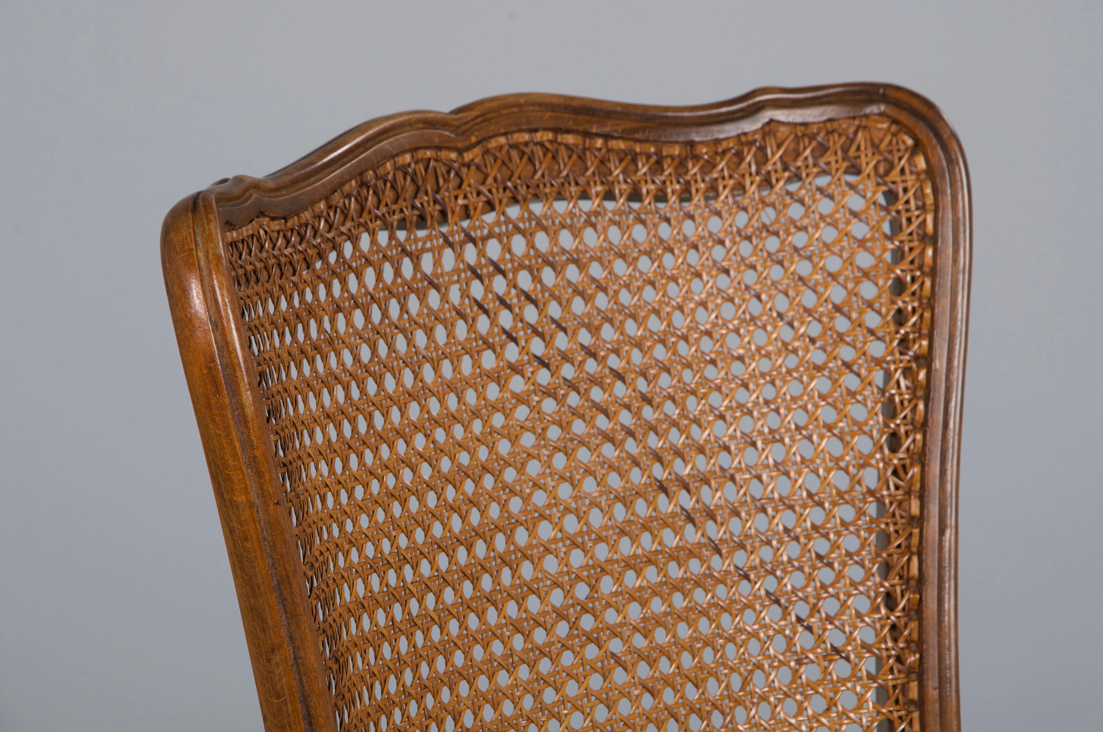Anciennes chaises de salle à manger provinciales en érable de style Louis XV - Lot de 8 en vente 1