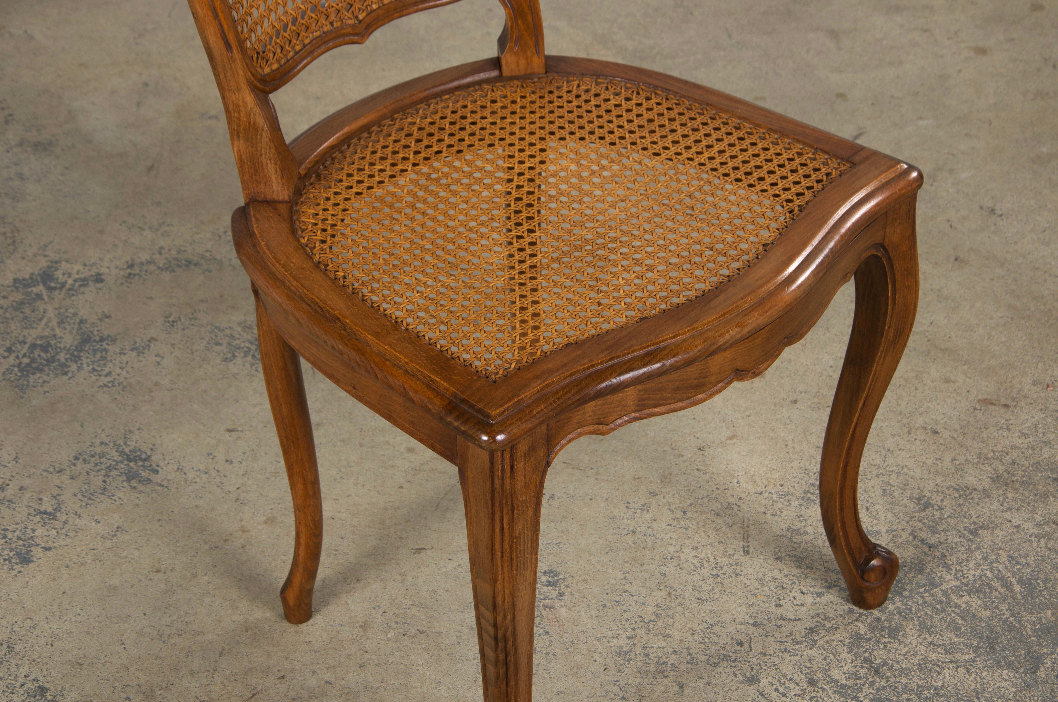 Anciennes chaises de salle à manger provinciales en érable de style Louis XV - Lot de 8 en vente 2