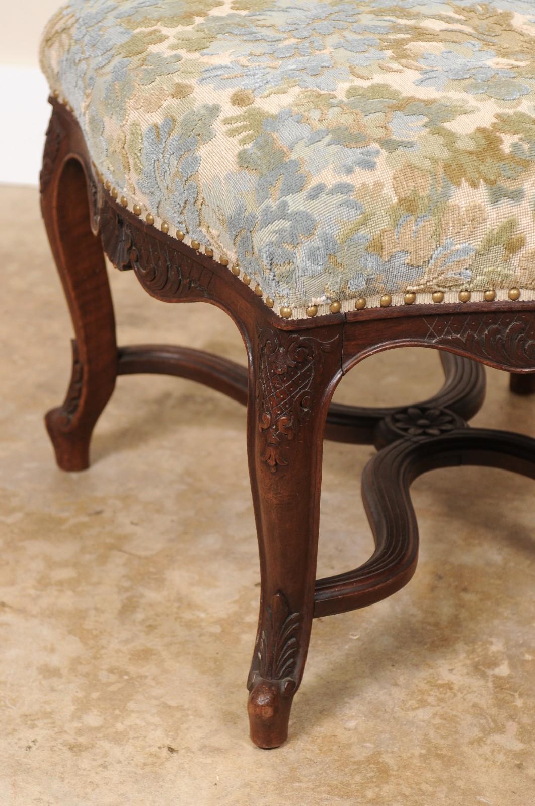 Tabouret ancien de style provincial Louis XV  circa 1920. Nous avons remplacé les vieilles tapisseries à l'aiguille et entièrement reconstruit le pont. Nous avons ajouté des tissus Cowtan et Tout ainsi que des garnitures à tête de clou.  Pieds