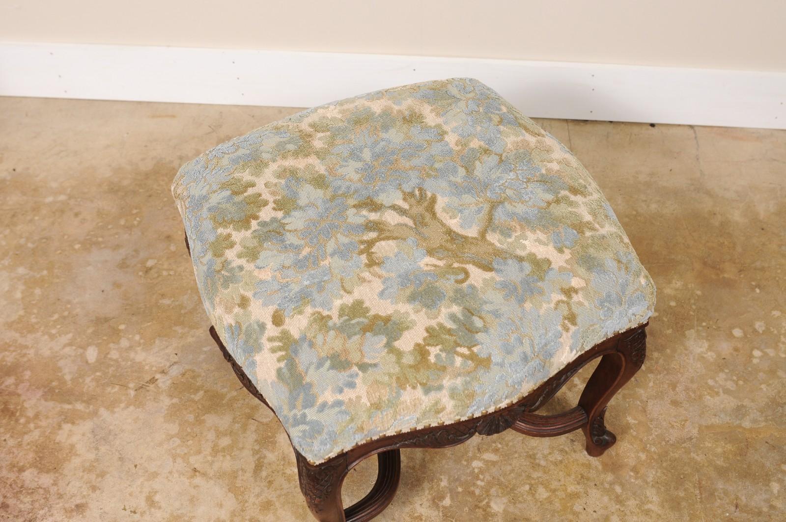Sculpté à la main Tabouret provincial français ancien de style Louis XV en vachette et tout tissu Walden en vente