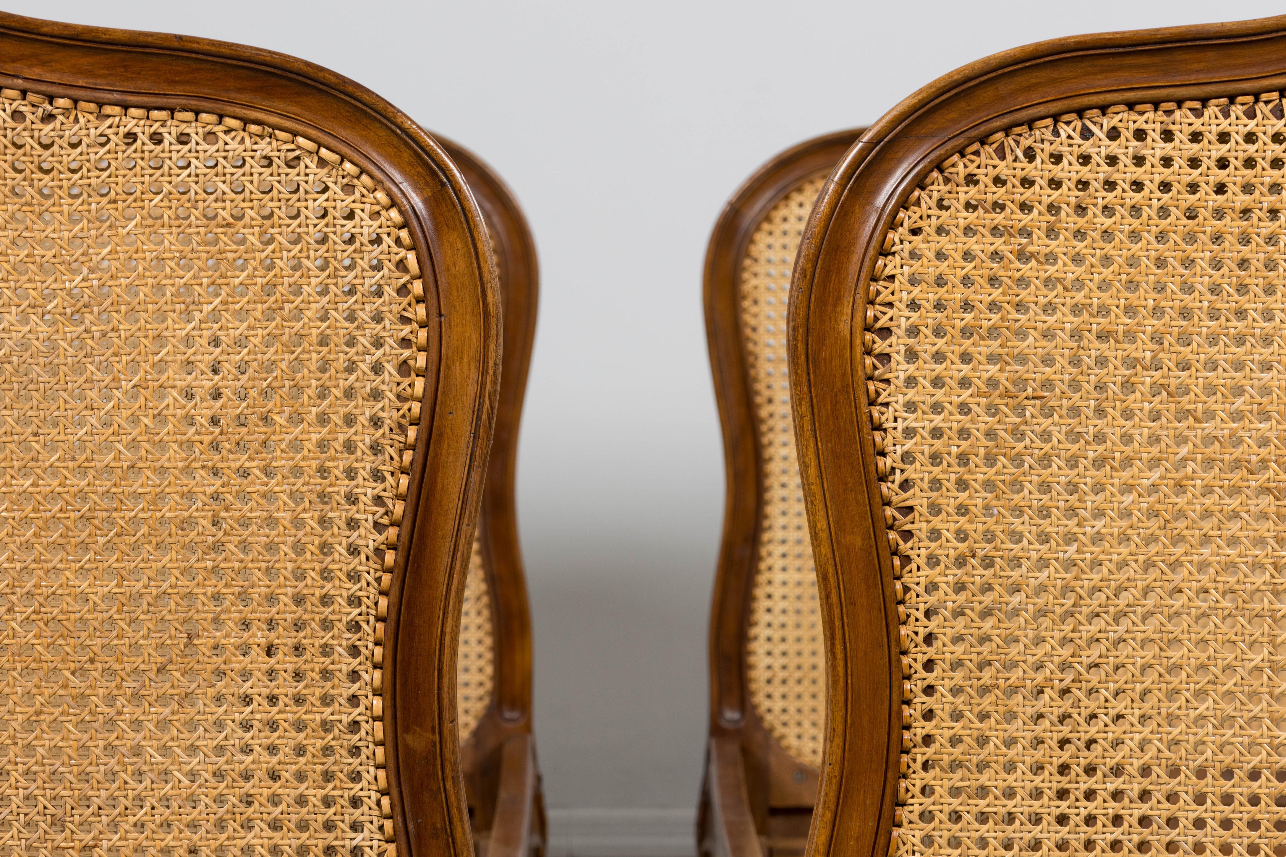 Un'affascinante coppia di letti gemelli in stile Luigi XV francese della fine del XIX secolo, provenienti dalla Provenza, in Francia. Realizzate in noce massiccio con testiere e pediere a doppia curvatura, le cornici mostrano graziose silhouette