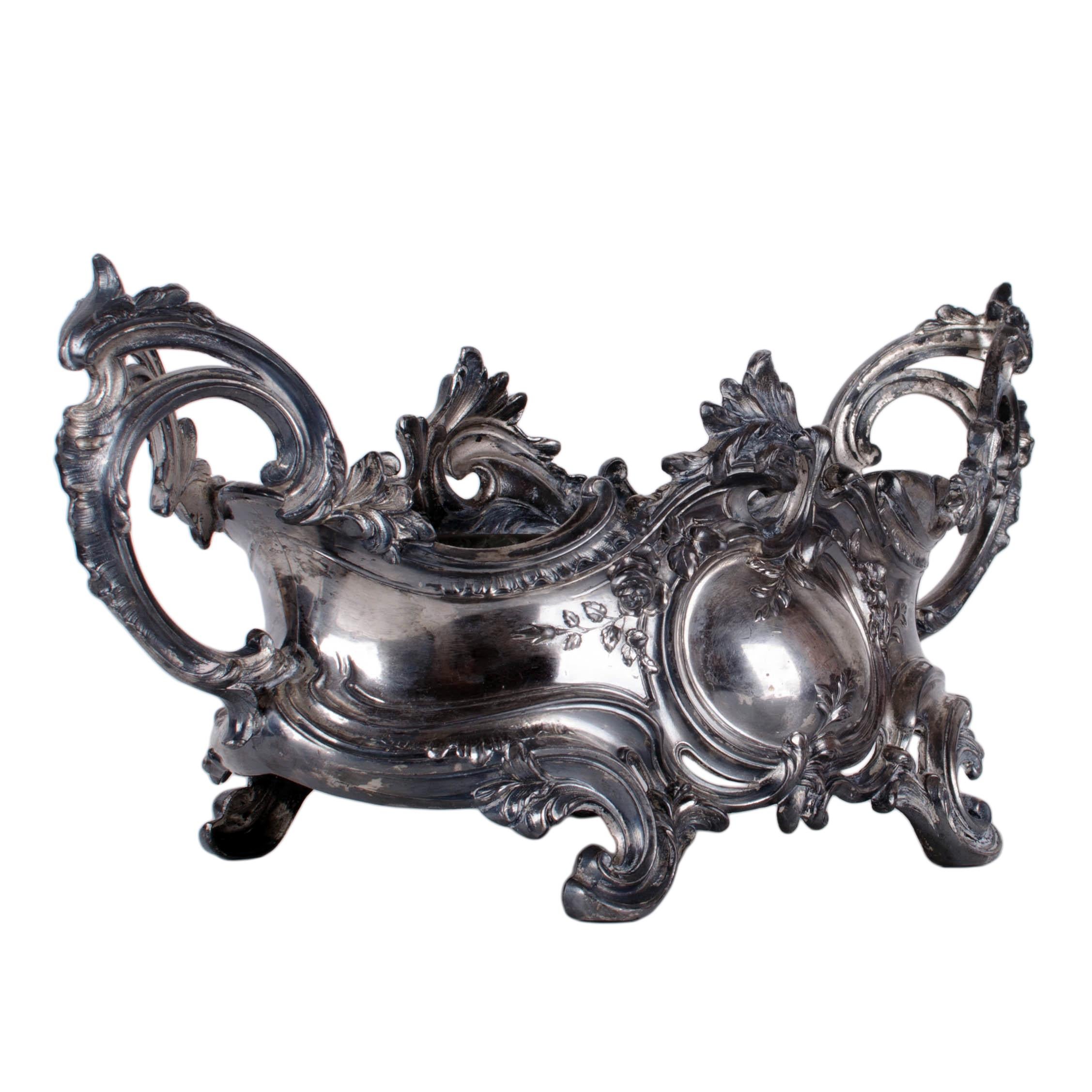 Antike französische versilberte Jardiniere im Louis XV-Stil. 
Einsatz aus Bronze.
Gekennzeichnet mit 