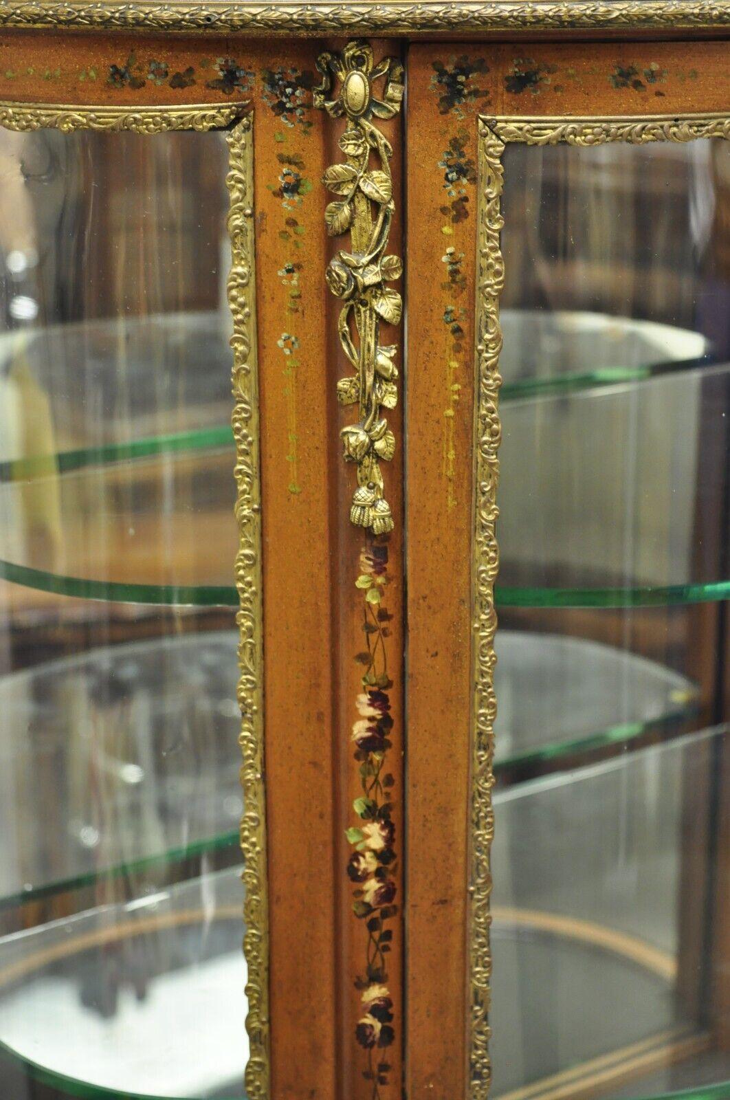 Français Antique vitrine de style Louis XV française en verre peint en forme de nœud papillon en vente