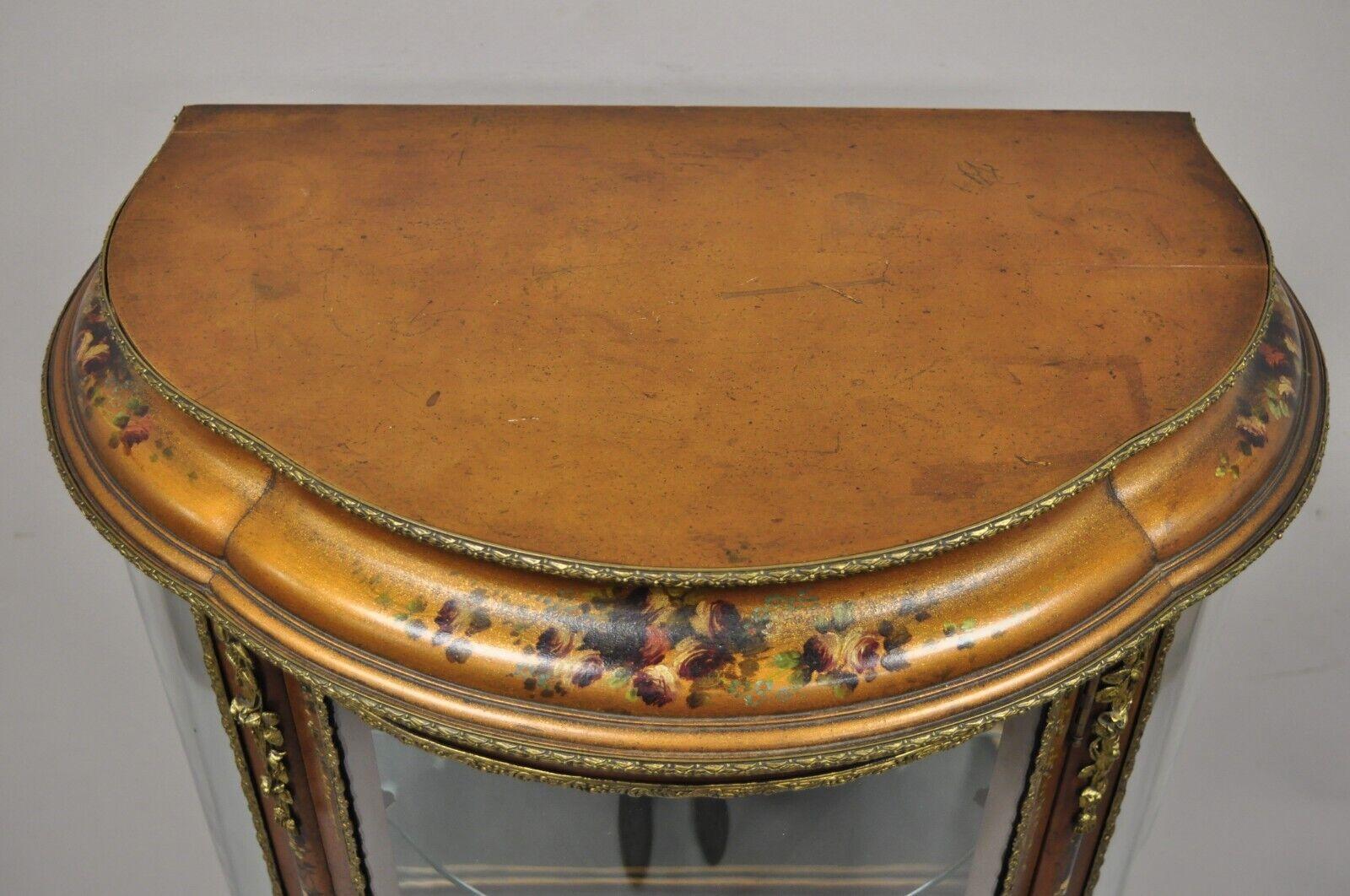 Antique French Louis XV Style Small Bowed Glass Painted Curio Display Cabinet In Good Condition For Sale In Philadelphia, PA