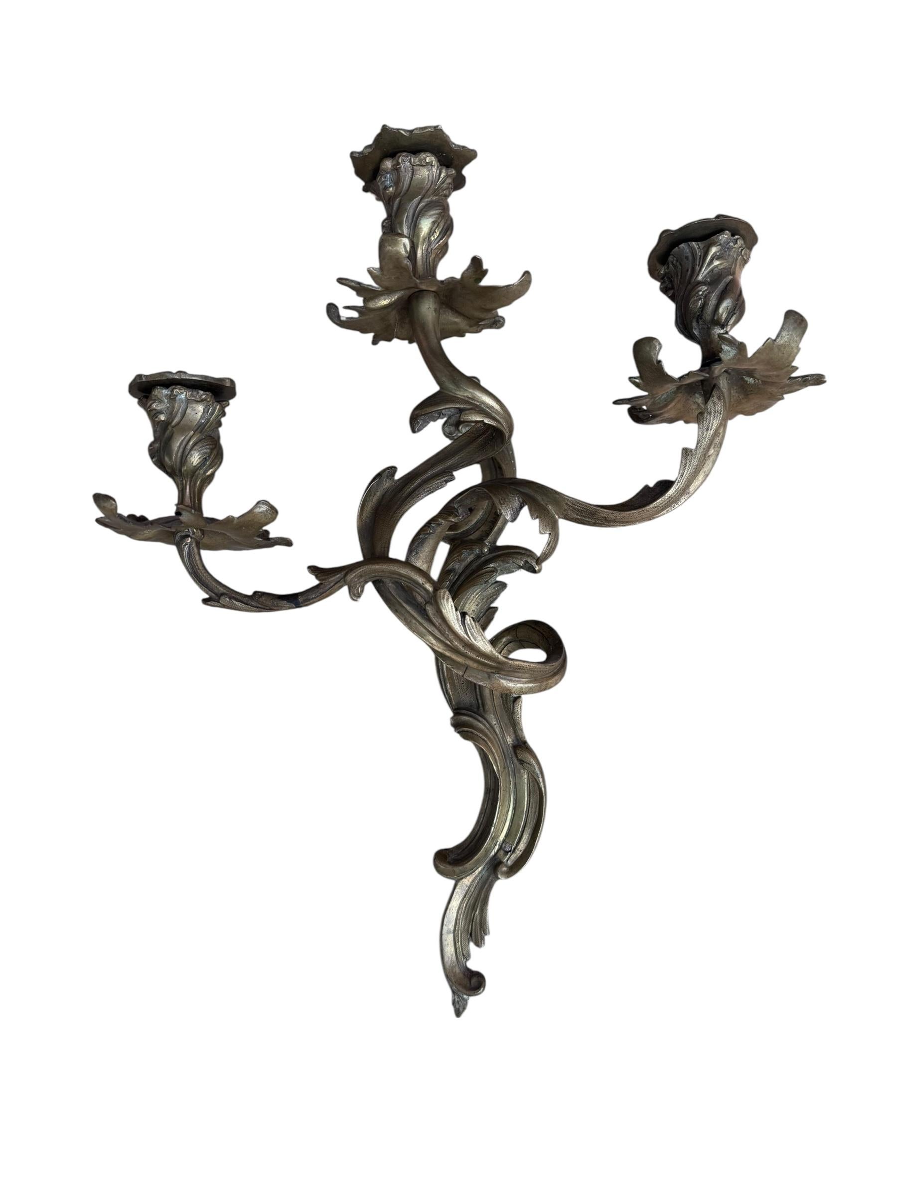 Paire d'appliques murales et à bougies en bronze à trois lumières de style Louis XV Antique French

La lueur chaude de la bougie crée une ambiance chaleureuse, tandis que la construction en bronze durable garantit une beauté durable. Parfaites pour
