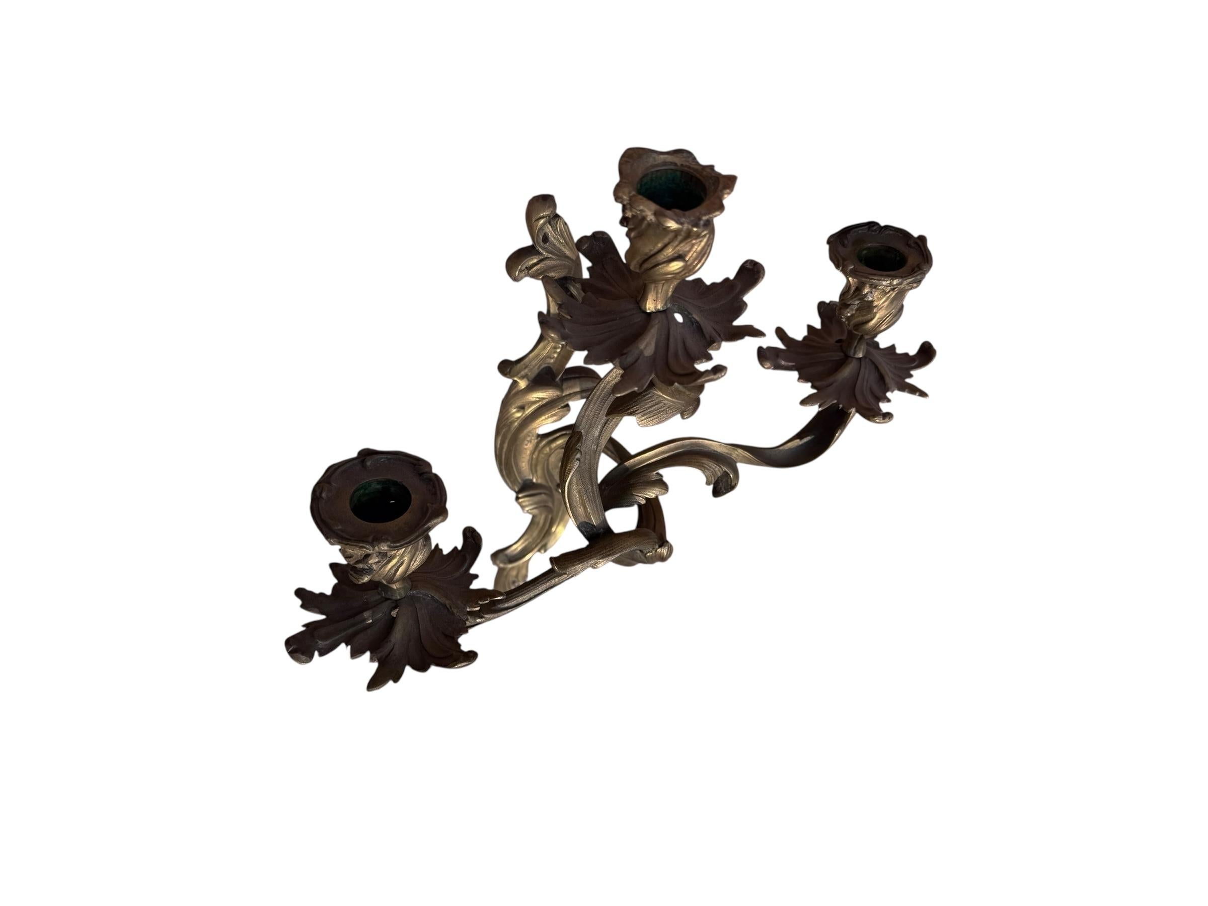 Provincial français Paire d'appliques murales et à bougies en bronze à trois lumières de style Louis XV Antique French en vente