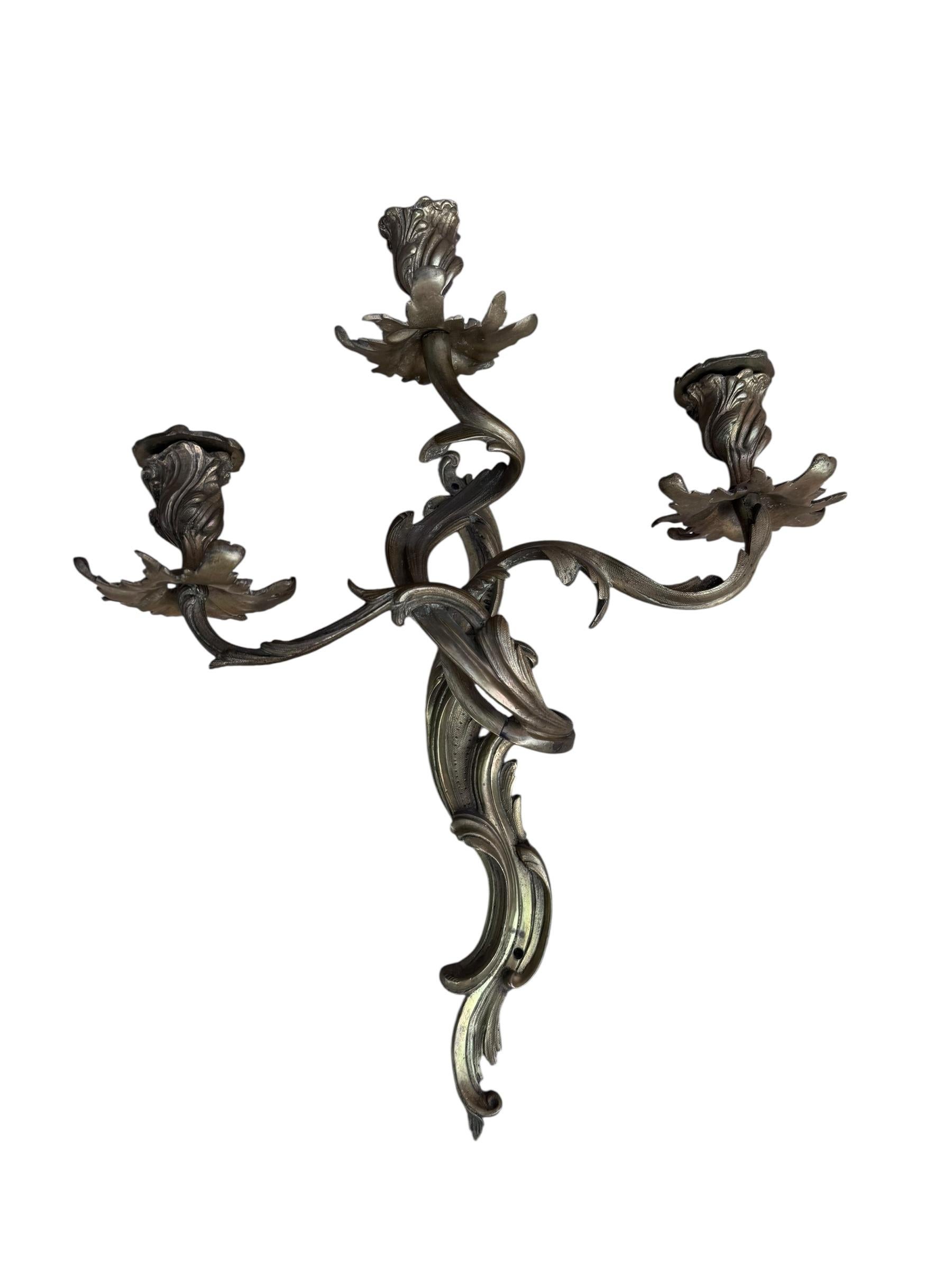 Paire d'appliques murales et à bougies en bronze à trois lumières de style Louis XV Antique French Bon état - En vente à Chicago, IL