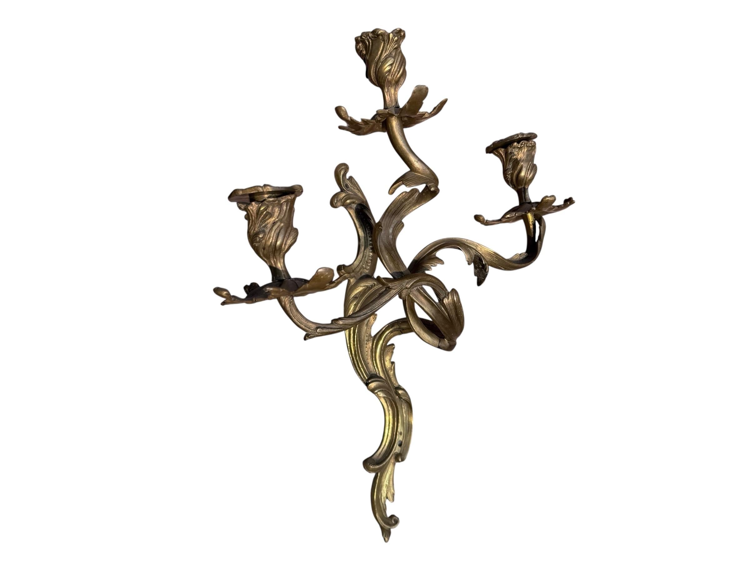 XIXe siècle Paire d'appliques murales et à bougies en bronze à trois lumières de style Louis XV Antique French en vente
