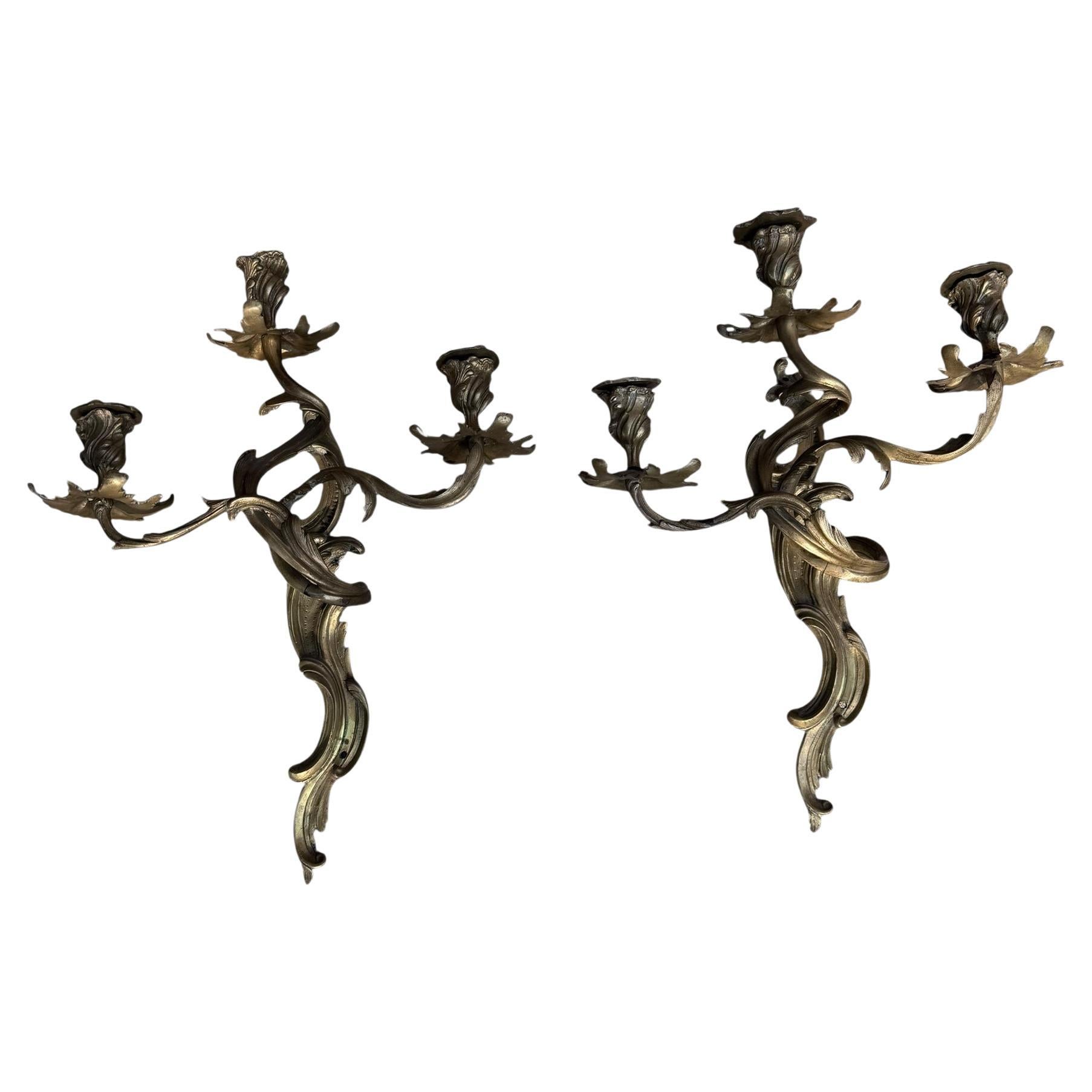 Paire d'appliques murales et à bougies en bronze à trois lumières de style Louis XV Antique French en vente