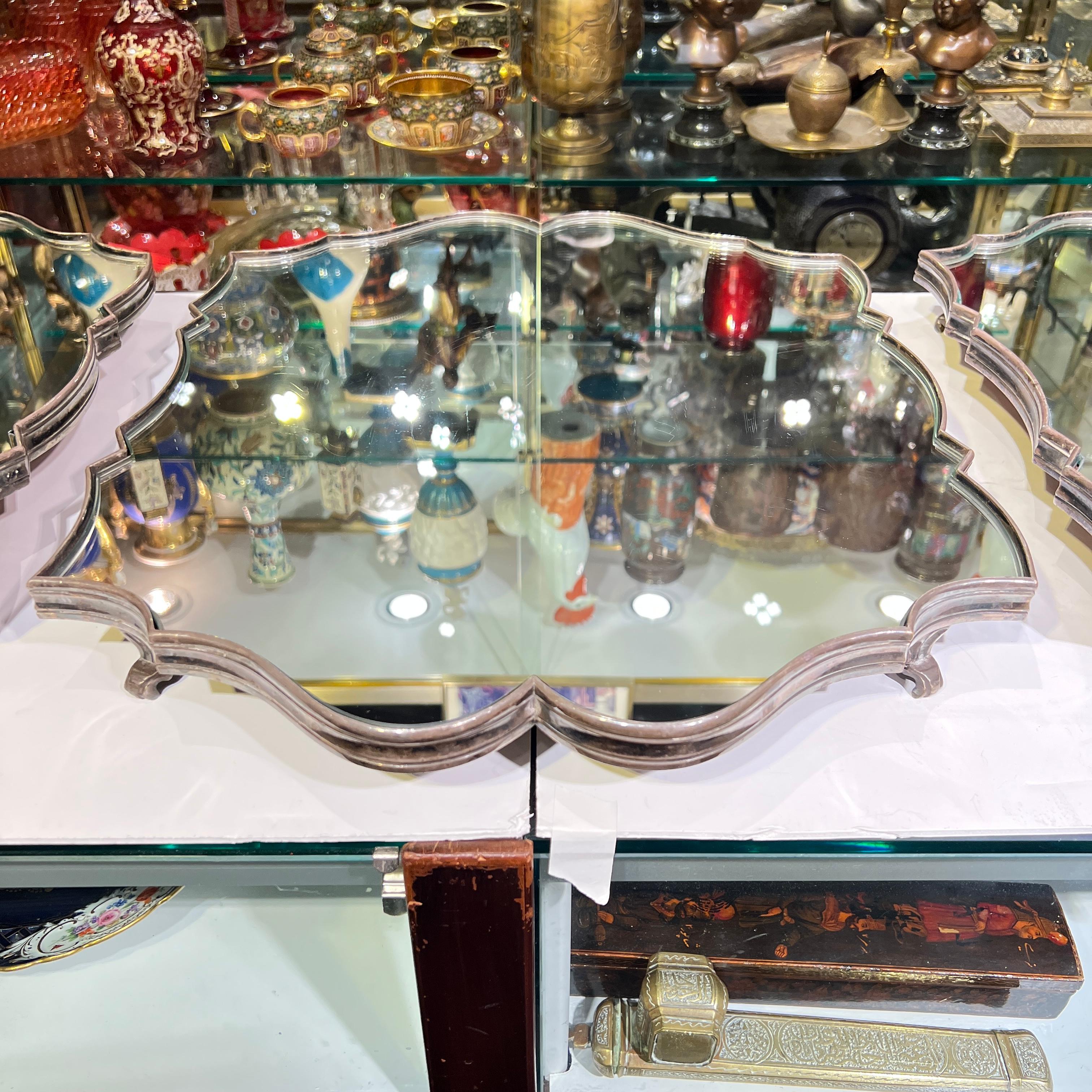 Placcato argento Antique French in stile Luigi XV  Platea a specchio in argento in tre pezzi in vendita