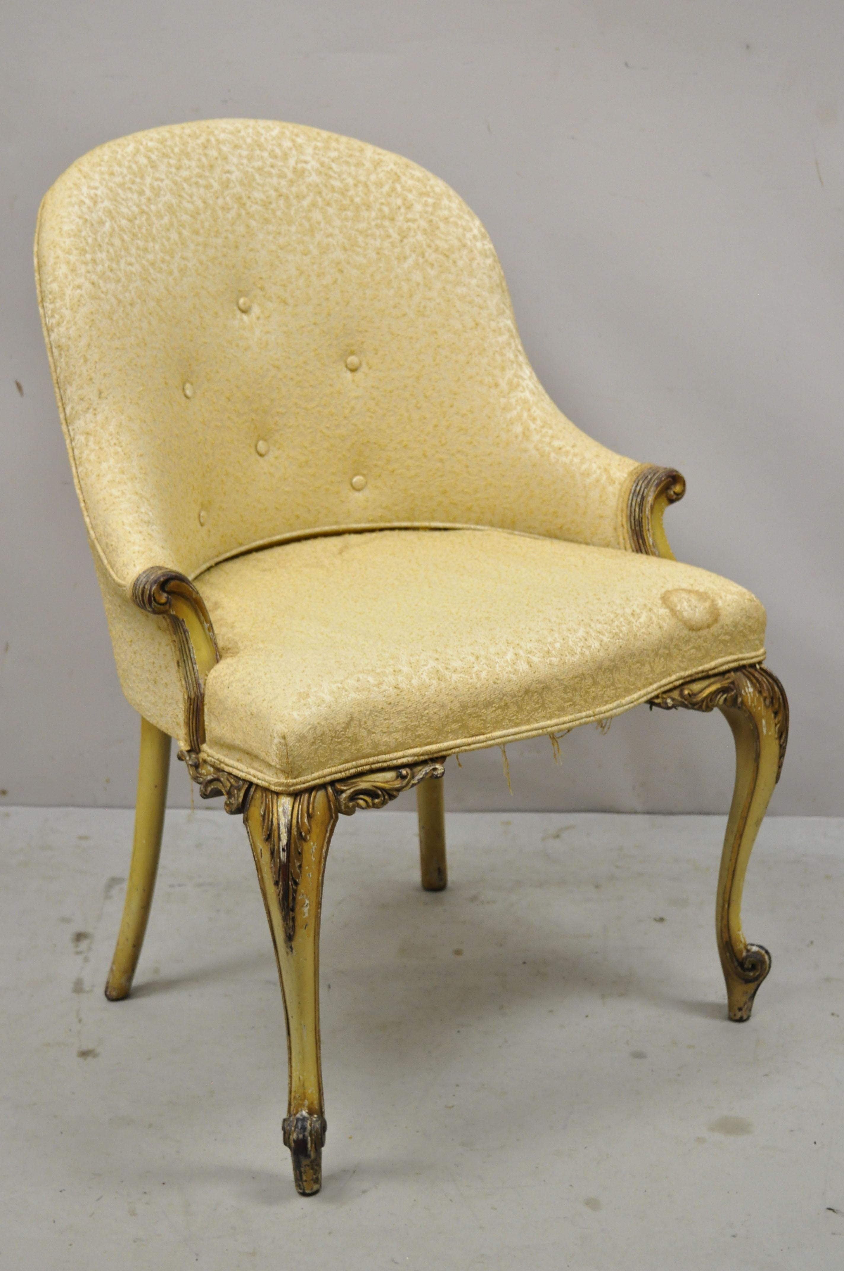 Antique fauteuil de style Louis XV français tapissé et peint en crème. Cet article présente un cadre en bois massif, une finition vieillie, des détails joliment sculptés, une étiquette d'origine, des pieds cabriole, un très bel article ancien, un
