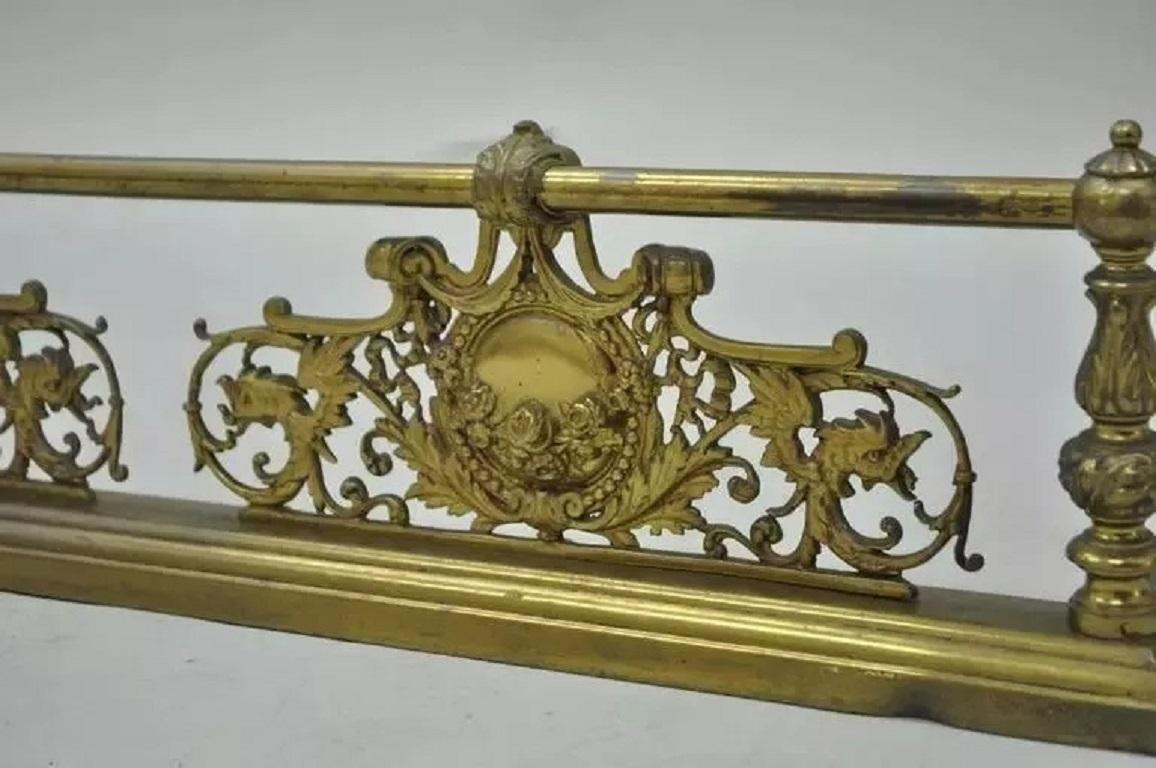 Antique French Louis XV Style Victorian Rose and Bird Defensa de chimenea. El artículo presenta una forma sustancial con figuras de latón fundido ormolu que representan hojas de acanto, cortinas y pájaros. Circa finales del siglo XIX. Medidas: