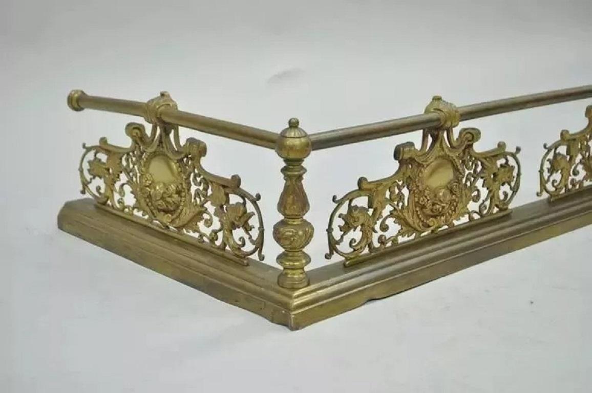 Antique French Louis XV Style Victorian Rose Bird Fireplace Mantel Fender Luis XV en venta