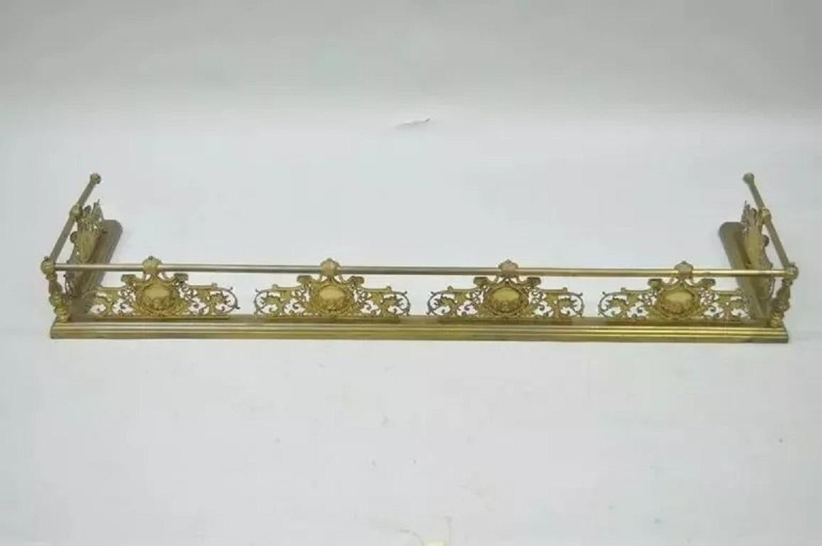 Antique French Louis XV Style Victorian Rose Bird Fireplace Mantel Fender en Bueno estado para la venta en Philadelphia, PA