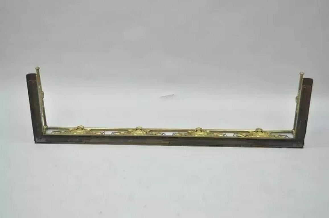 Antique French Louis XV Style Victorian Rose Bird Fireplace Mantel Fender Latón en venta