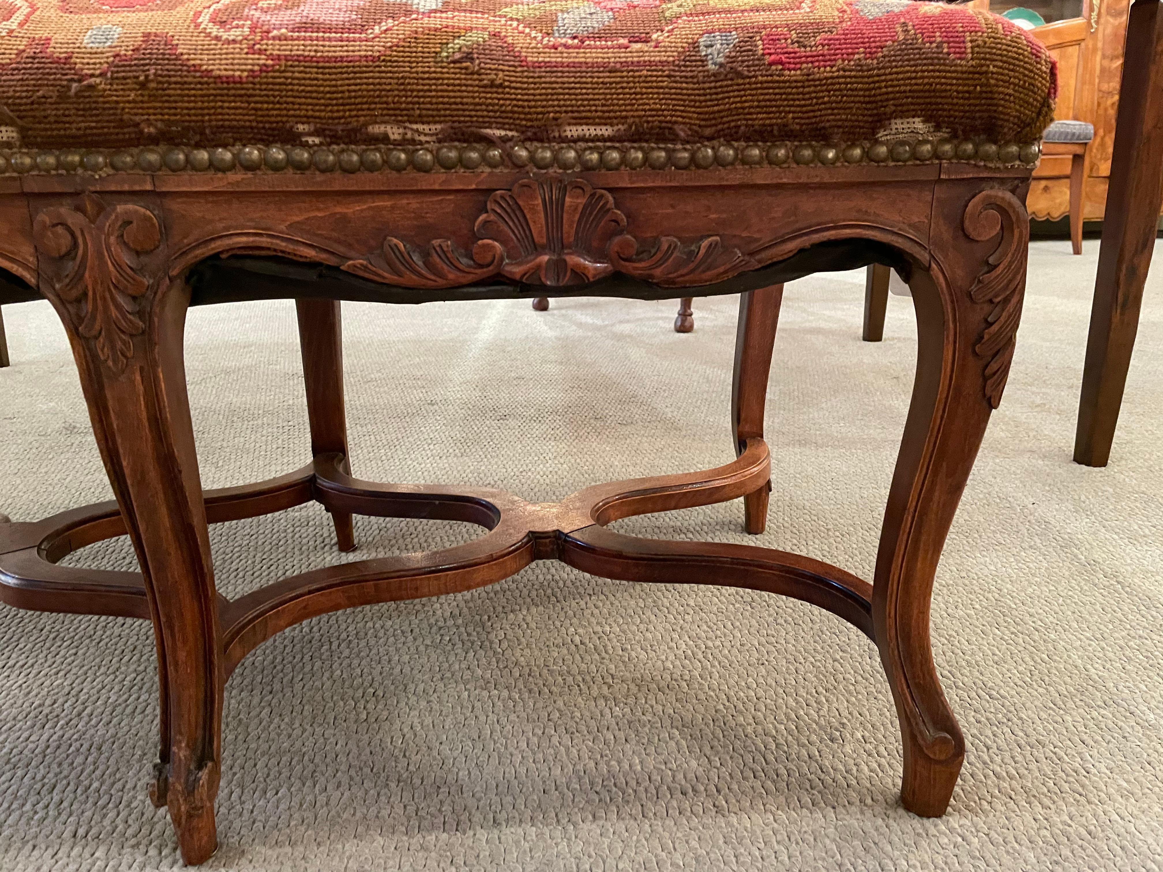Antique French Louis XV Style Walnut Bench In Good Condition For Sale In New Orleans, LA