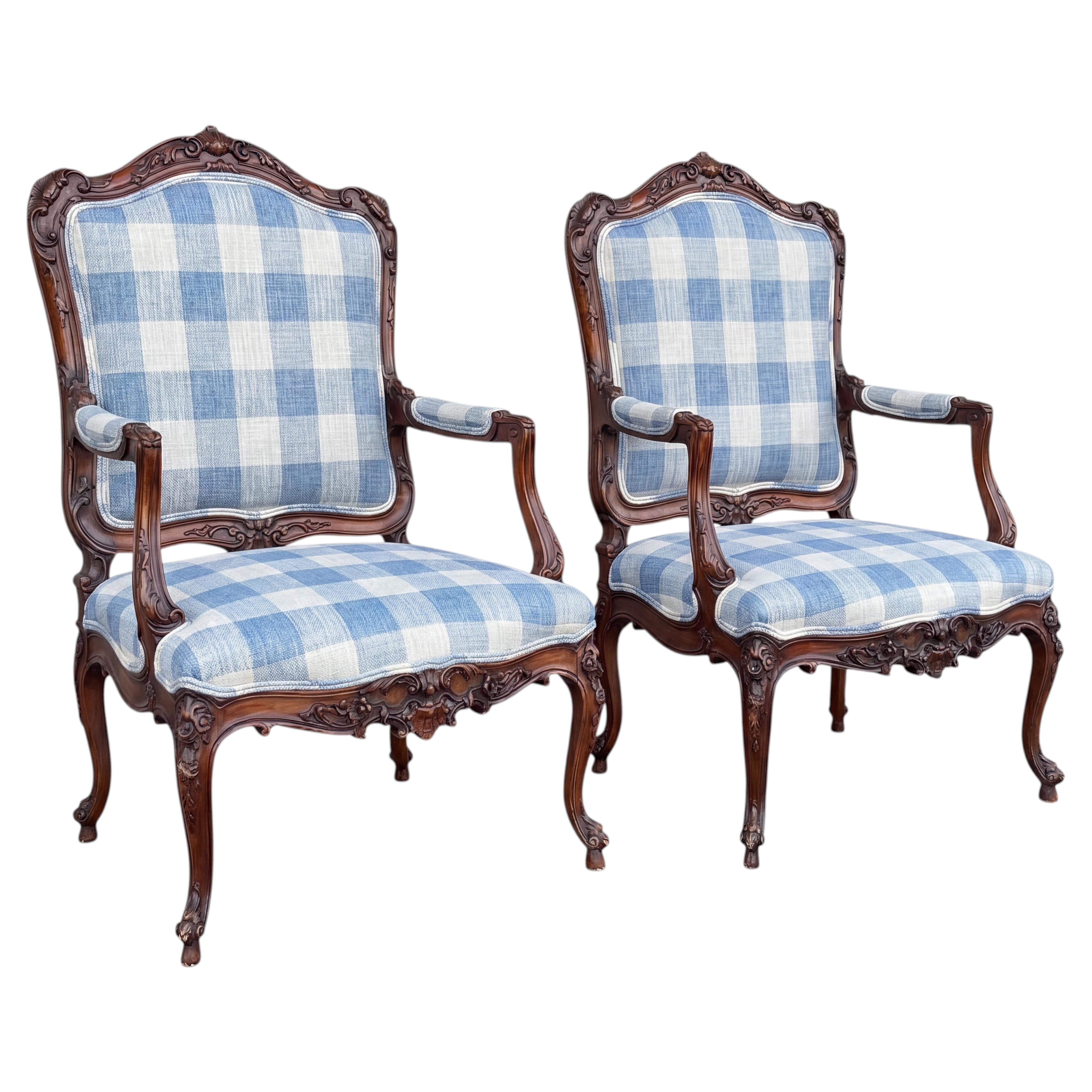 Paire de bergères Antique French de style Louis XV en noyer, bleu et blanc en vente