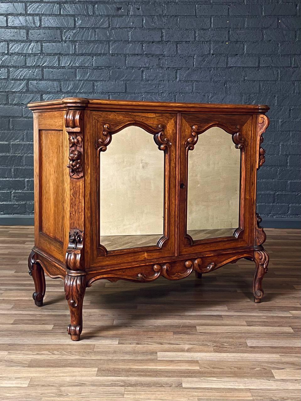 Condizioni: Condizioni originali d'epoca 
Materiali: Noce, vetro a specchio originale 

Questo antico mobile francese in stile Luigi XV, realizzato negli anni '20, presenta una squisita lavorazione del legno di noce abbinata alle sue porte a