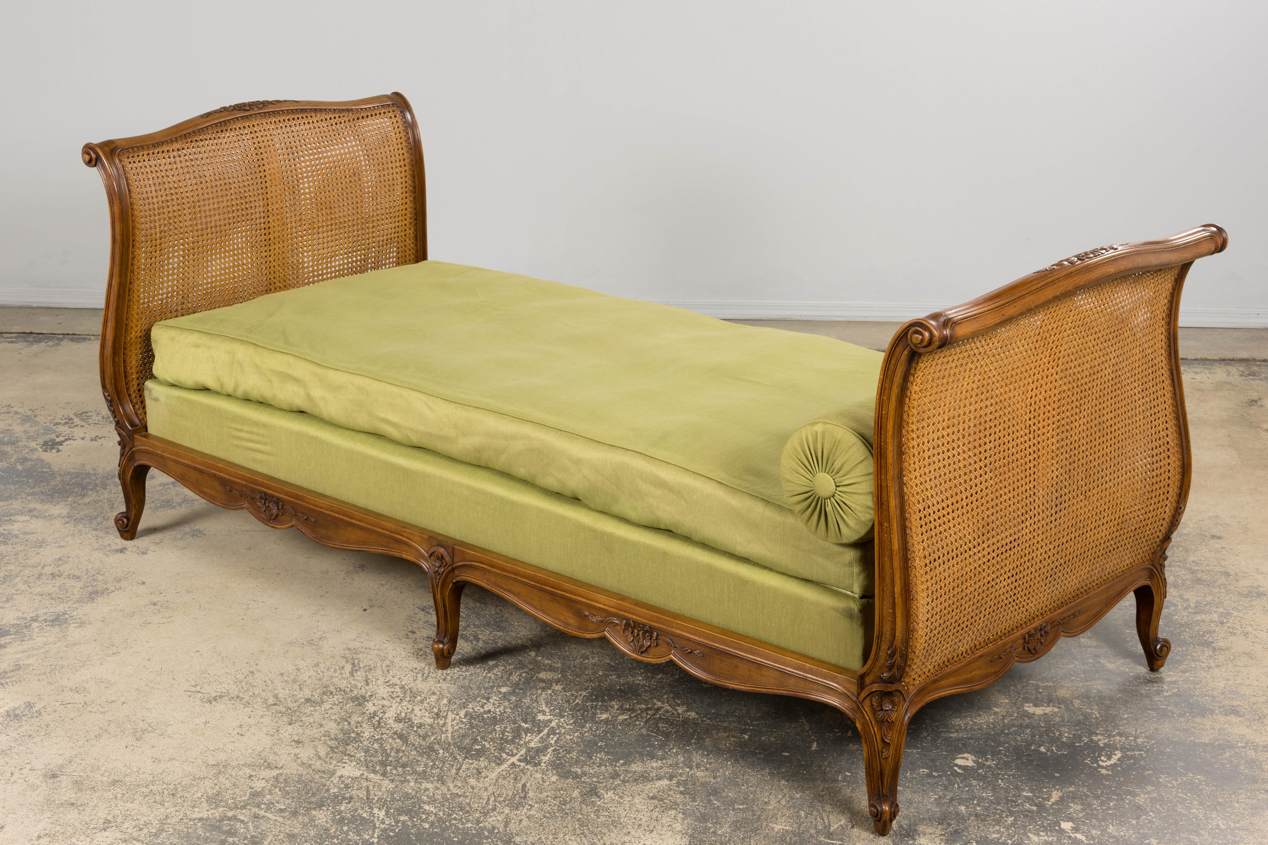 Antique French Louis XV Style Walnut Cane Daybed W/ Light Green Linen For Sale 10