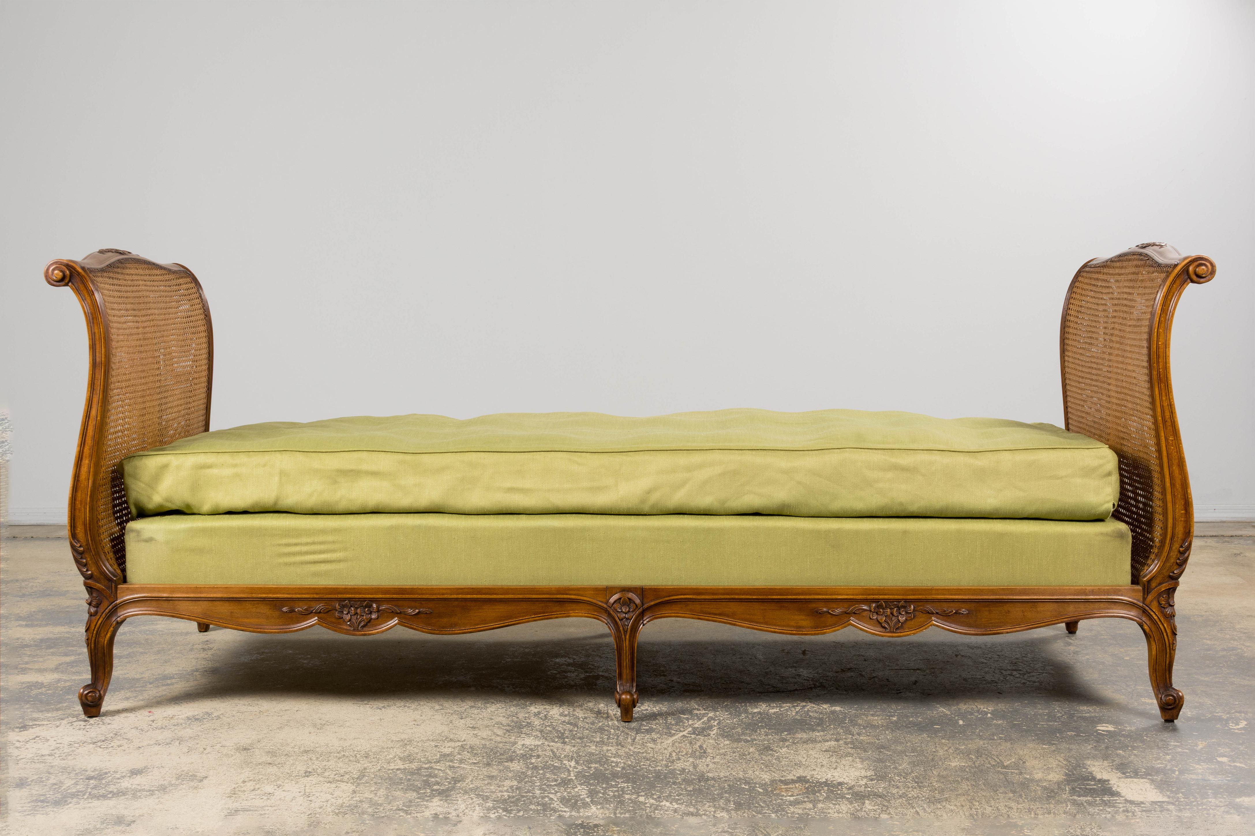 Antique French Louis XV Style Walnut Cane Daybed W/ Light Green Linen For Sale 11
