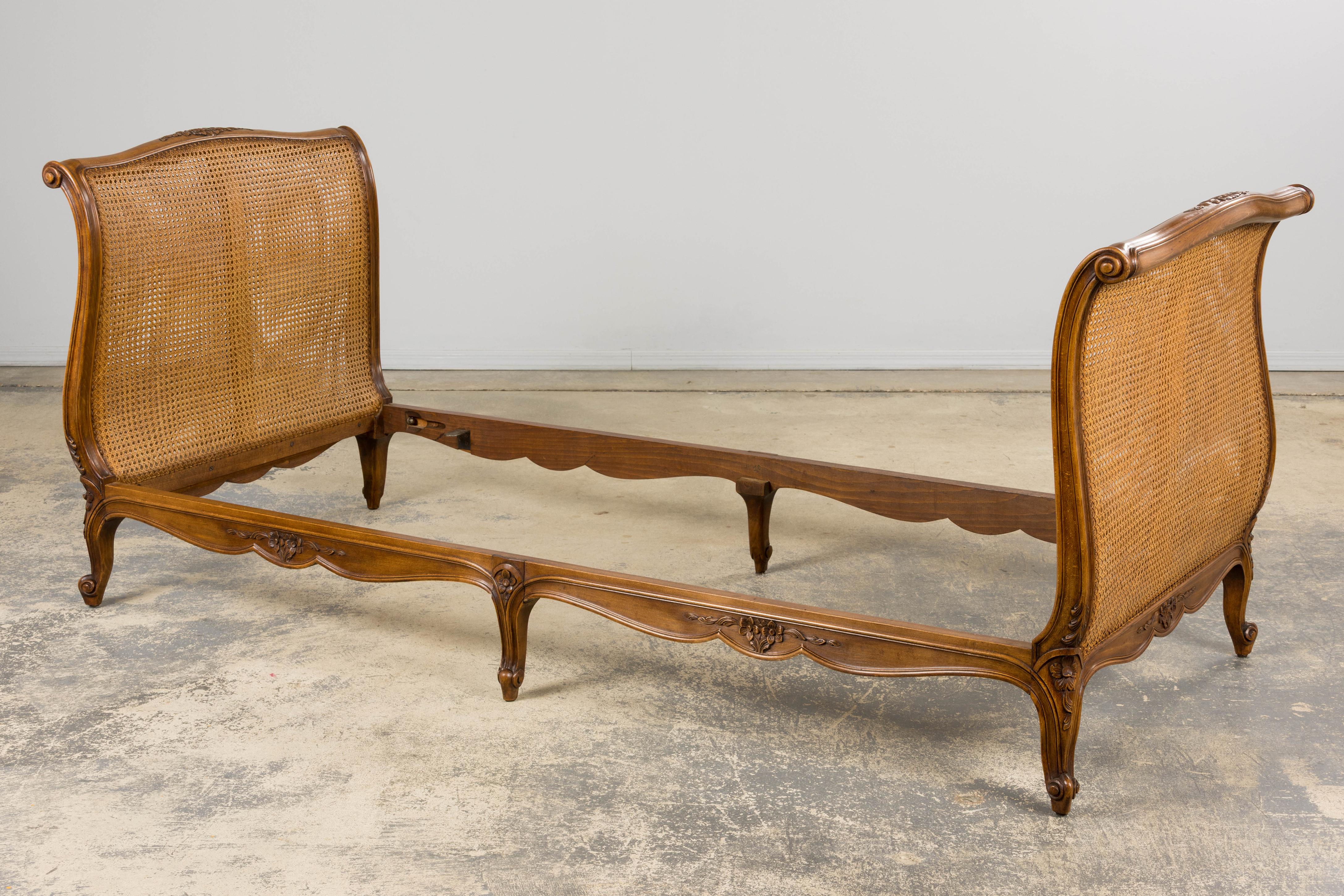 Antique French Louis XV Style Walnut Cane Daybed W/ Light Green Linen For Sale 14