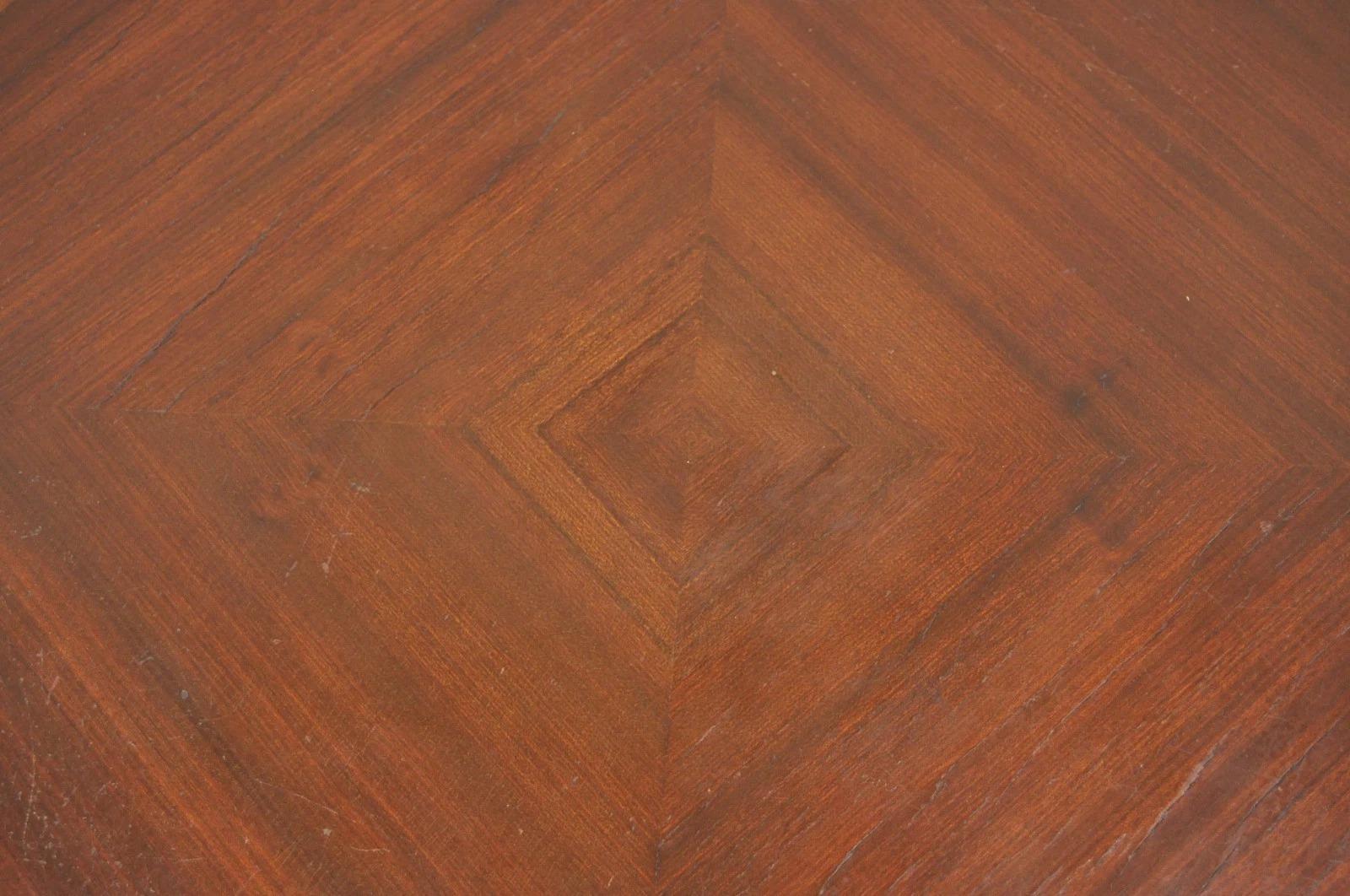 Antique French Louis XV Style Walnut Round Turtle Top Occasional Side Table Pair For Sale 4