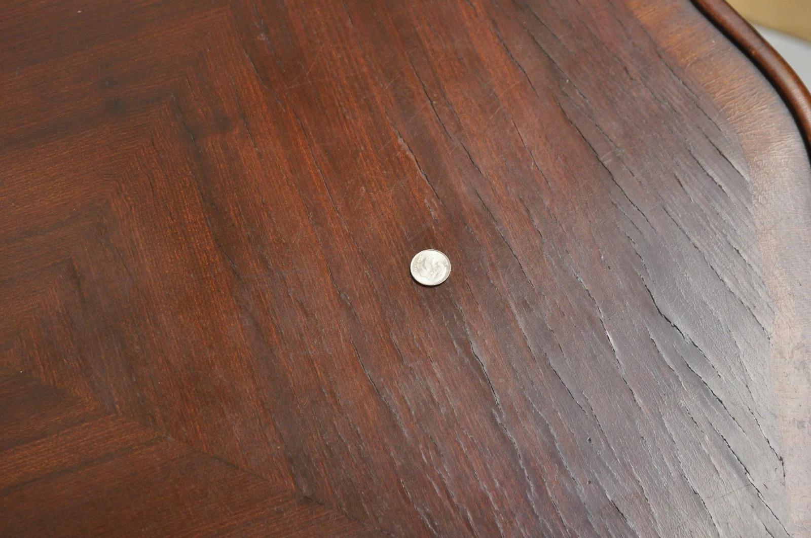 Antique French Louis XV Style Walnut Round Turtle Top Occasional Side Table Pair For Sale 5