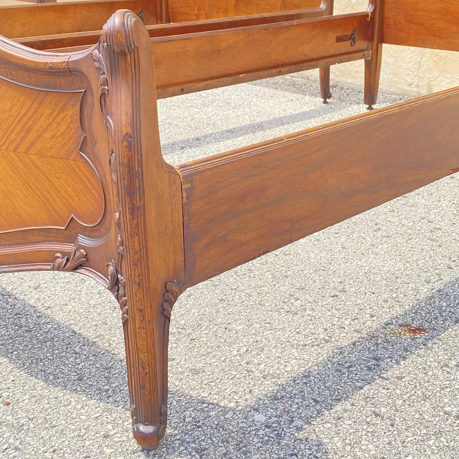 Antique French Louis XV Style Walnut Satinwood Inlay Twin Bed Frames - a Pair en vente 4