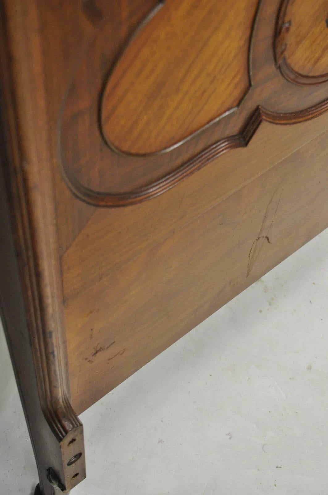 Antique French Louis XV Style Walnut Satinwood Inlay Twin Bed Frames - a Pair en vente 5
