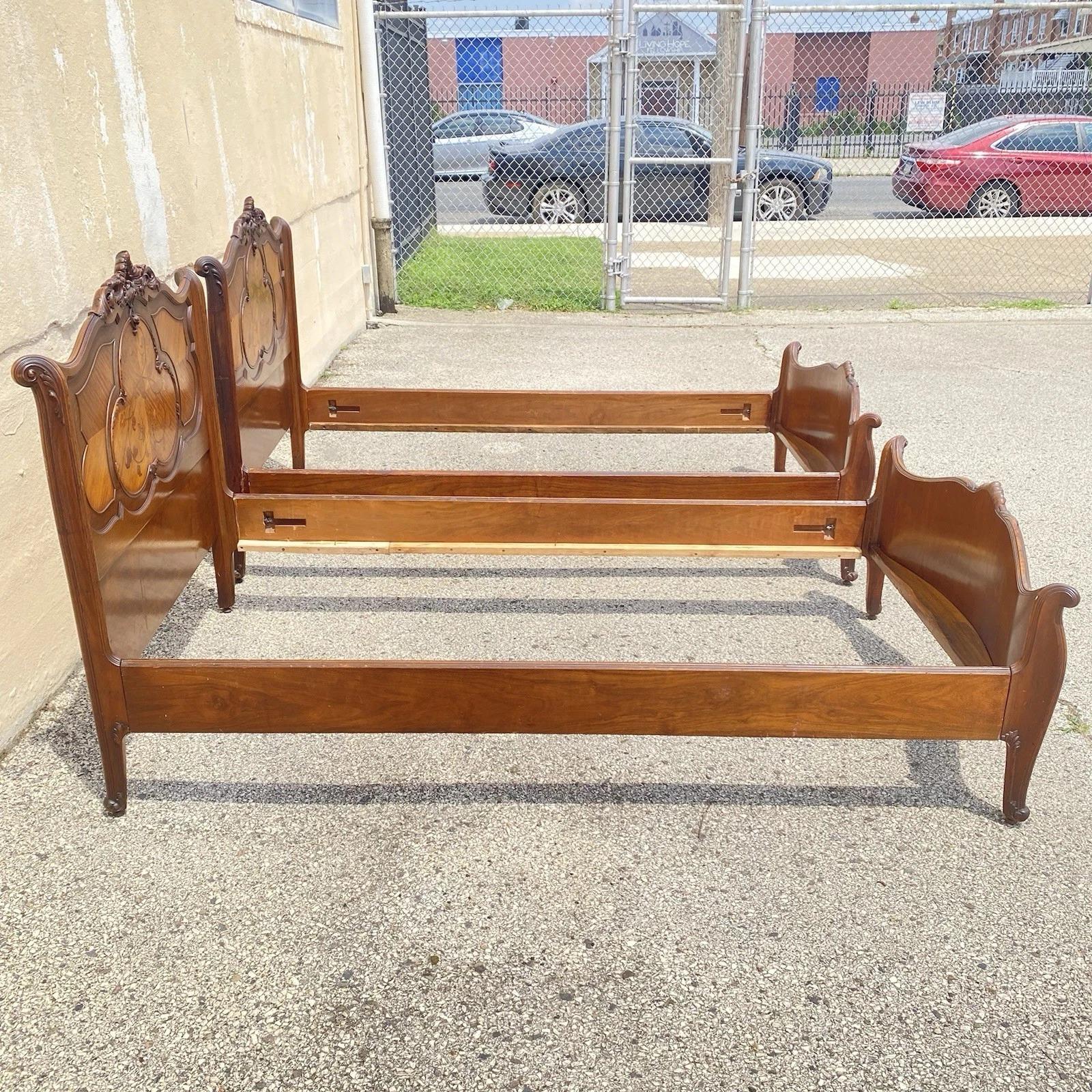 Antique French Louis XV Style Walnut Satinwood Inlay Twin Bed Frames - a Pair en vente 6