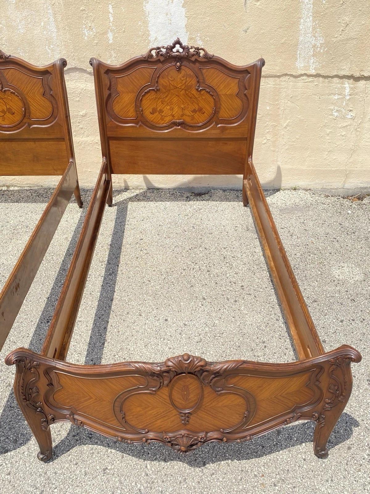 Antique French Louis XV Style Walnut Satinwood Inlay Twin Bed Frames - a Pair en vente 1